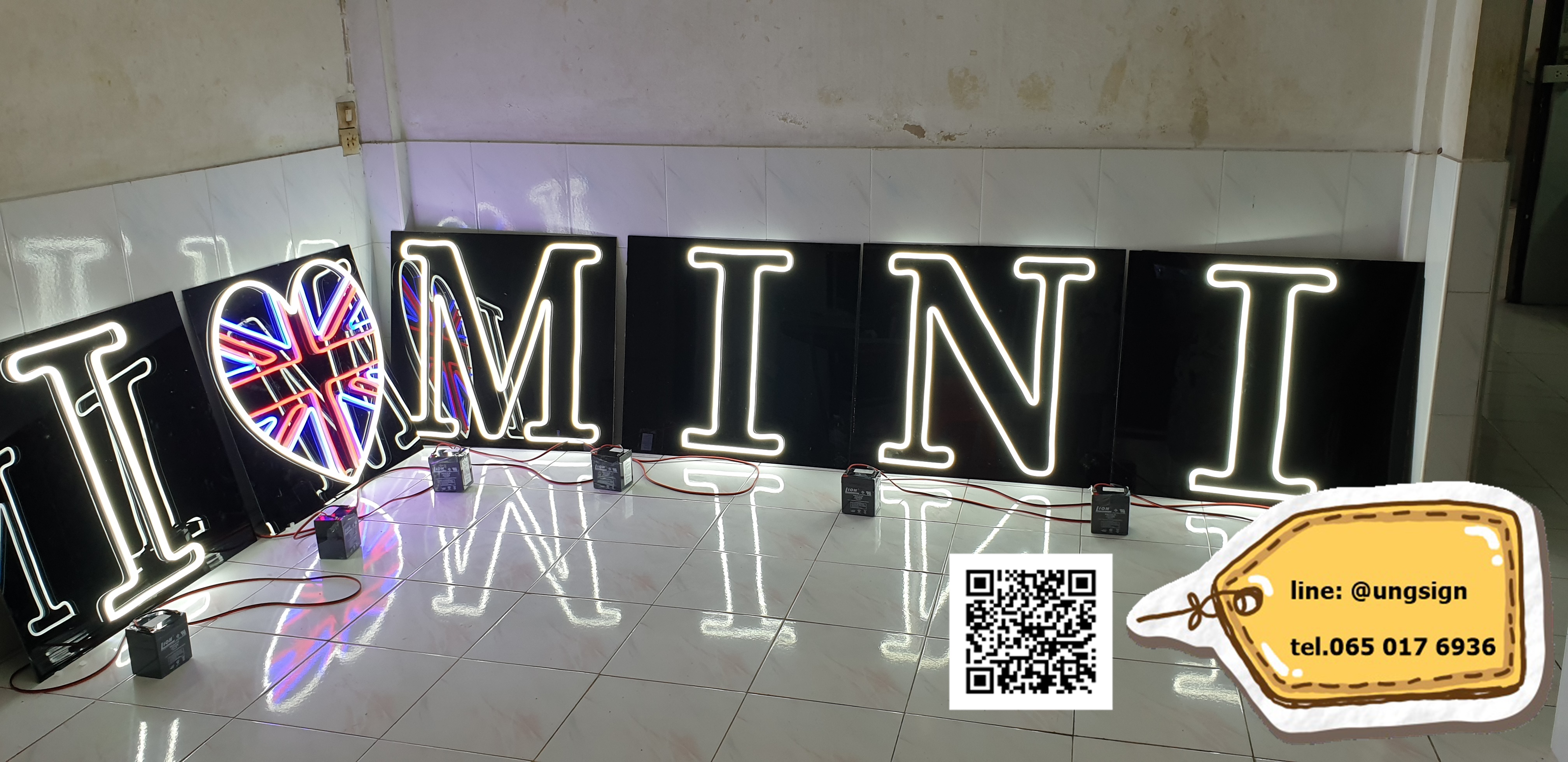 I love mini ป้ายนีออนเฟรค สีแดงสีขาว สีน้ำเงิน บนอะคลิลิคใส งานอีเว้นท์ เพิ่มความน่าสนใจให้บรรยากาศงาน