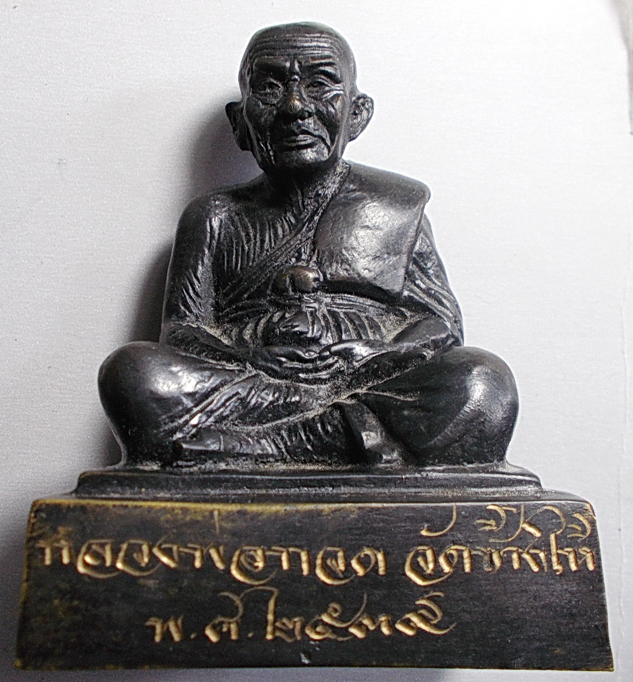 พระบูชา หลวงพ่อทวด วัดช้างให้ เนื้อโลหะรมดำ สำหรับวางหน้ารถ ใต้ฐานเทปูนฝังเหรียญ ปี 2539 #lnw1095 (ขายแล้ว)