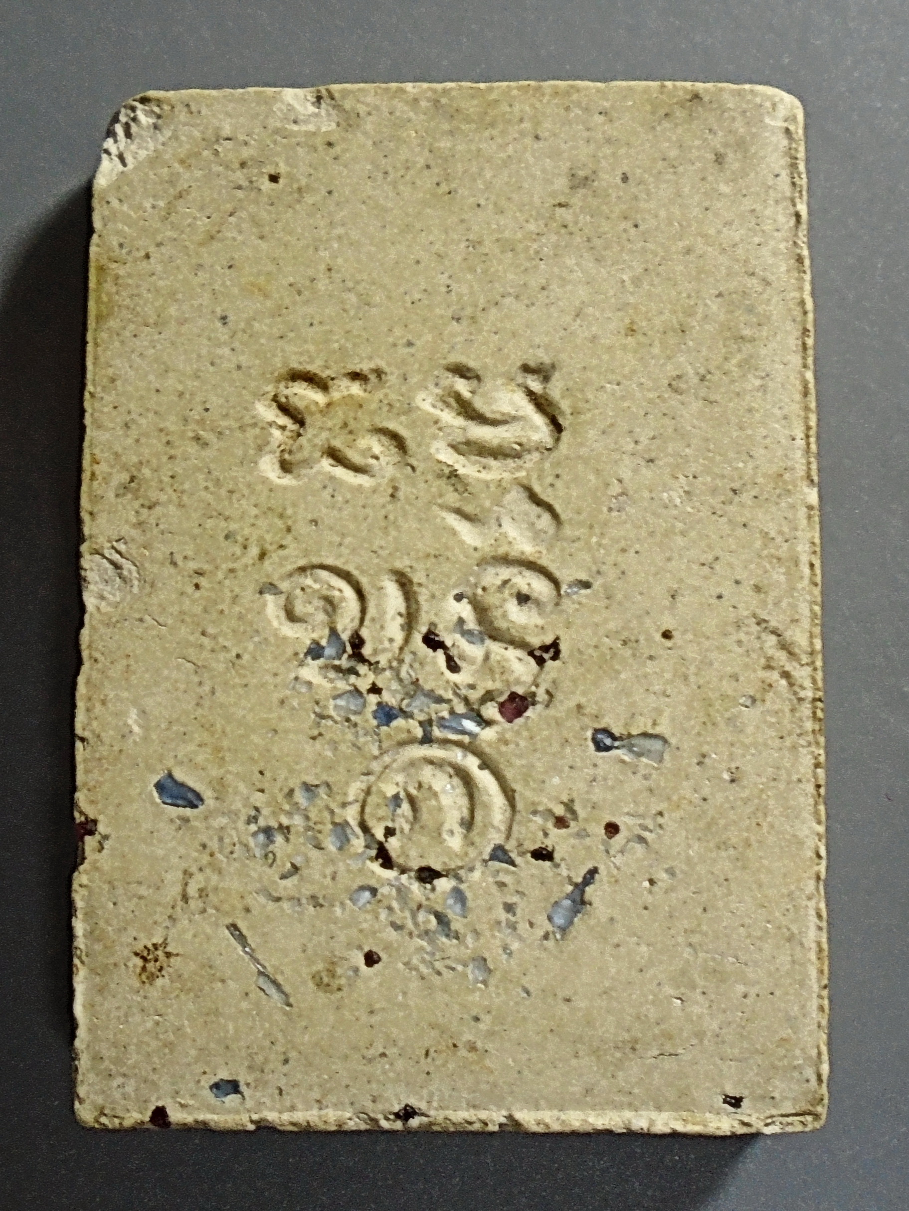 พระผง วัดปากน้ำรุ่น 4 พิมพ์กรรมการใหญ่ (จัมโบ้) ด้านหลังฝังพลอย