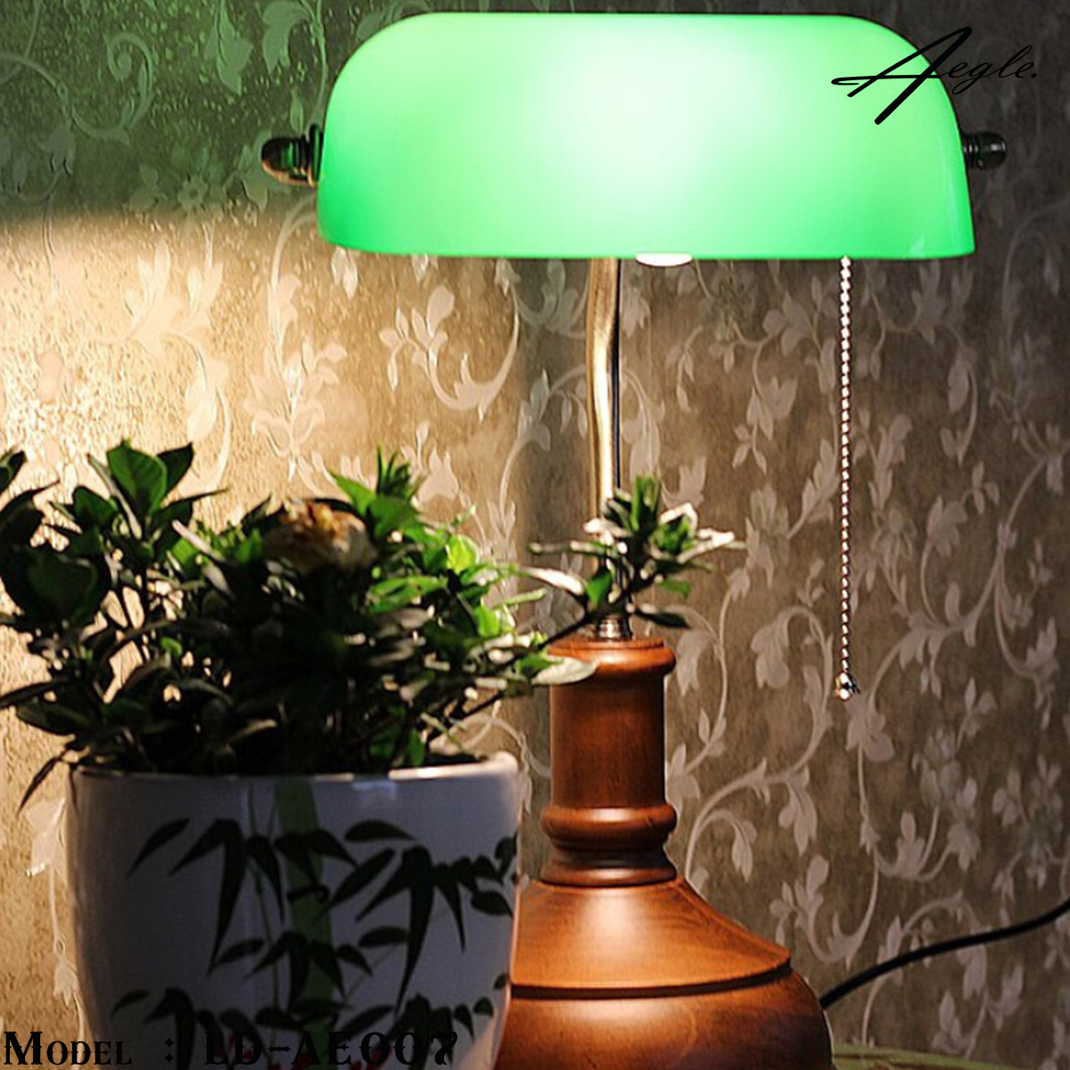 โคมไฟตั้งโต๊ะรุ่น วินเทจโบราณโคมสีเขียว ฐานไม้เนื้อแข็ง