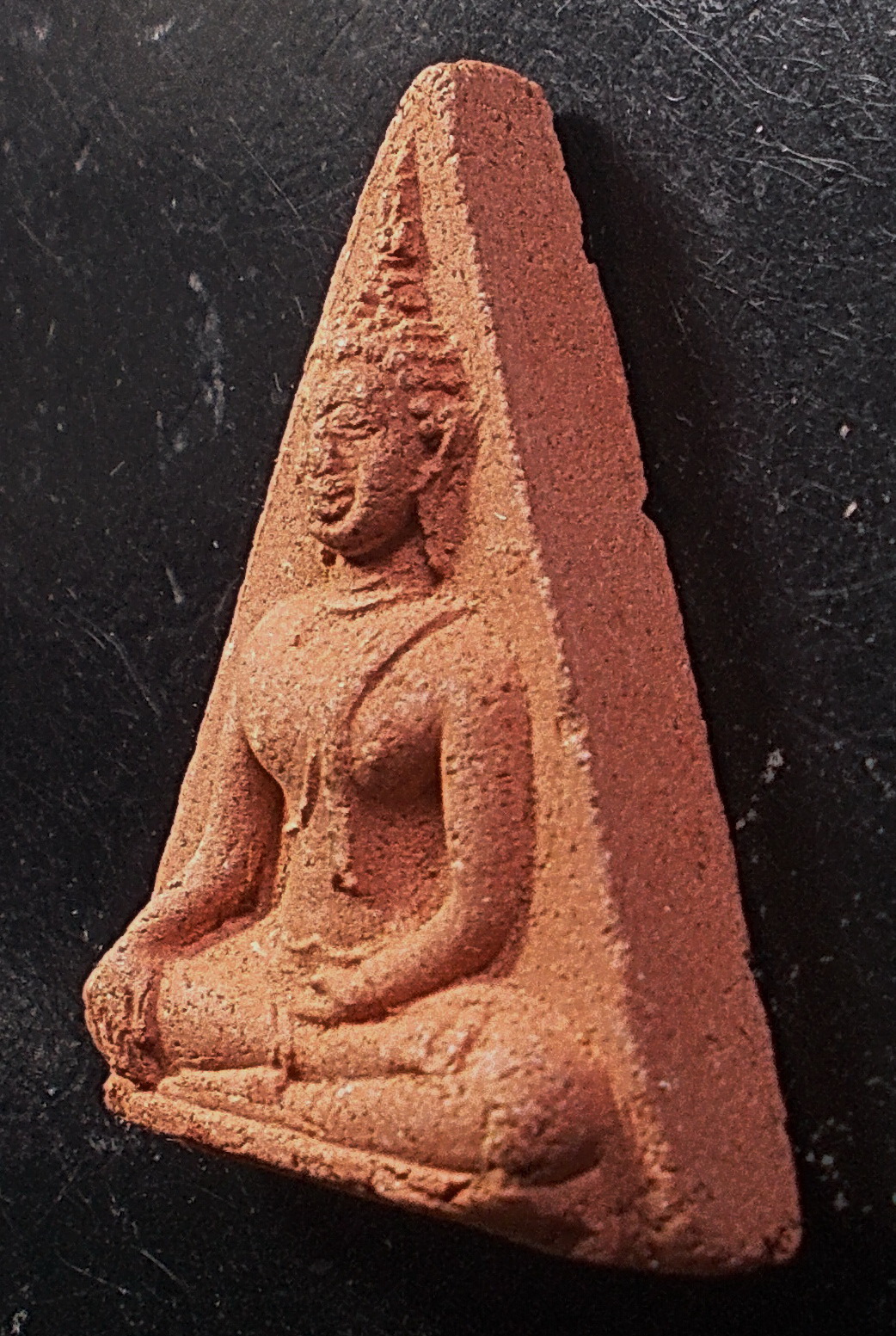 พระผงพิมพ์นางพญา หลัวยันต์อุ เนื้อแดง หลวงปู่เหมือน วัดกำแพง จ.ชลบุรี ปี 2522