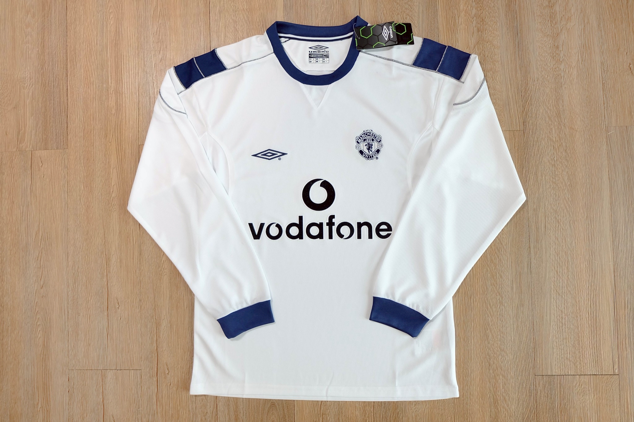 Retro เสื้อฟุตบอลแมนยู แขนขาว เกรดแฟนบอล 1999-2000