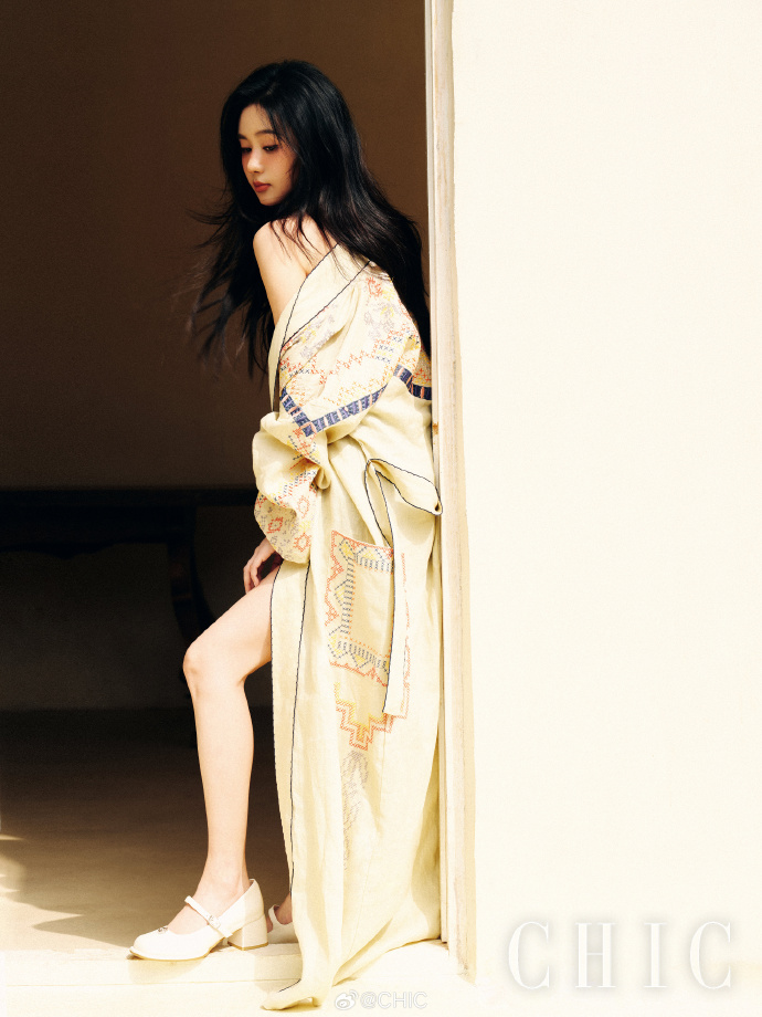 Pre - นิตยสาร CHIC เจิ้งเหอฮุ่ยจื่อ ZhengheHuizi 郑合惠子 5/2024