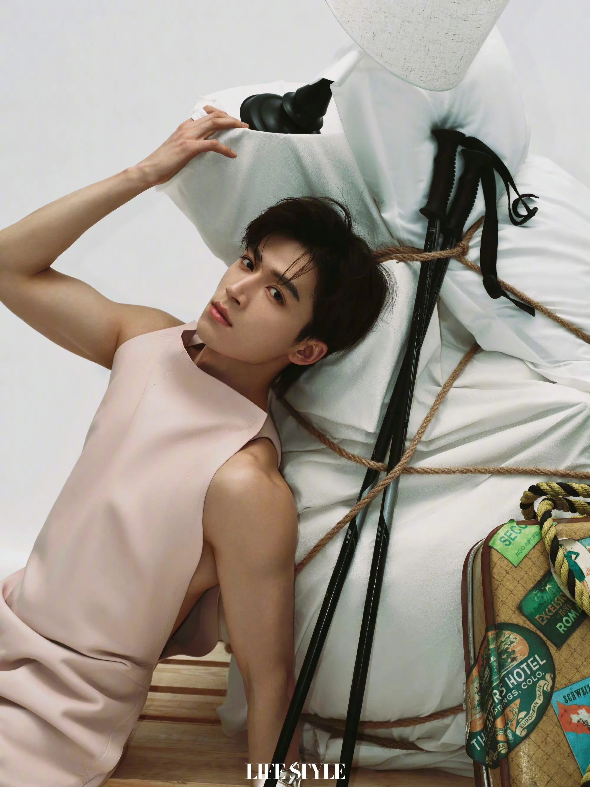 Pre - นิตยสาร Lifestyle 精品购物指南 หวังซิงเยว่ WangXingyue 3/2024