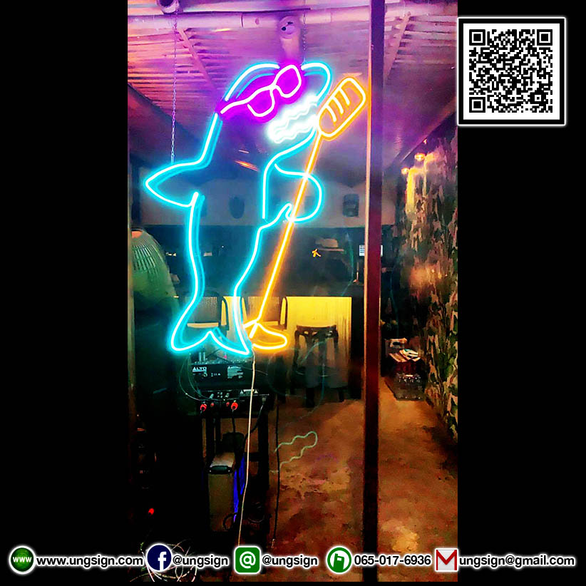 หลามร้องเพลงสนุกจัง ตกแต่งร้านอย่างโดนเด่น แค่เพี่ยงป้ายนีออนเฟรคป้ายเดียวรู้เรื่องเลยแจ่มๆมาก