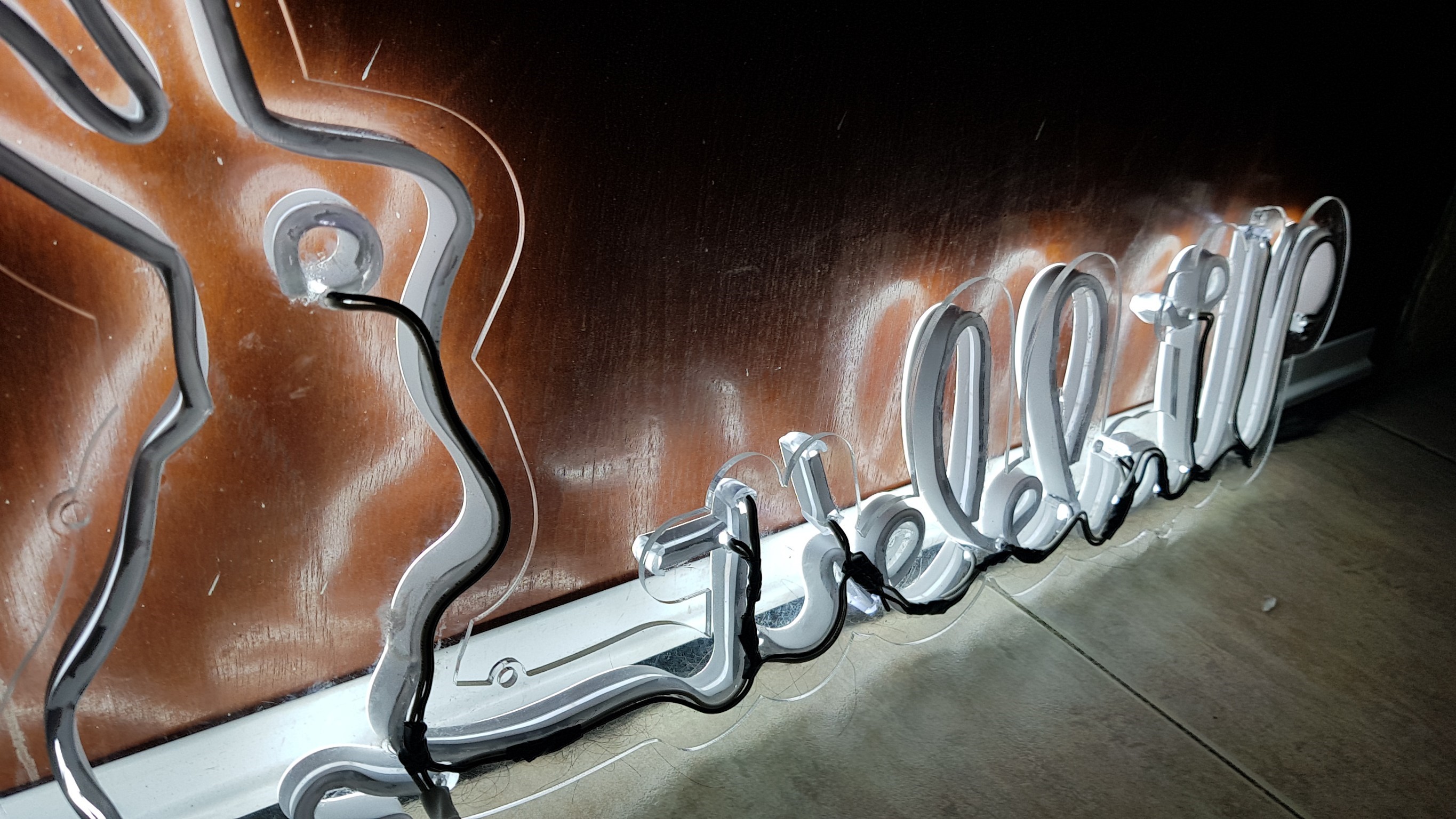 ป้ายไฟนีออนเฟรคตกแต่งร้านกาแฟ "Wabbit" สีขาวน่ารักโดนใจ เหมาะสำหรับเป็นป้ายตกแต่งร้านกาแฟ โดดเด่น เป็นเอกลักษณ์