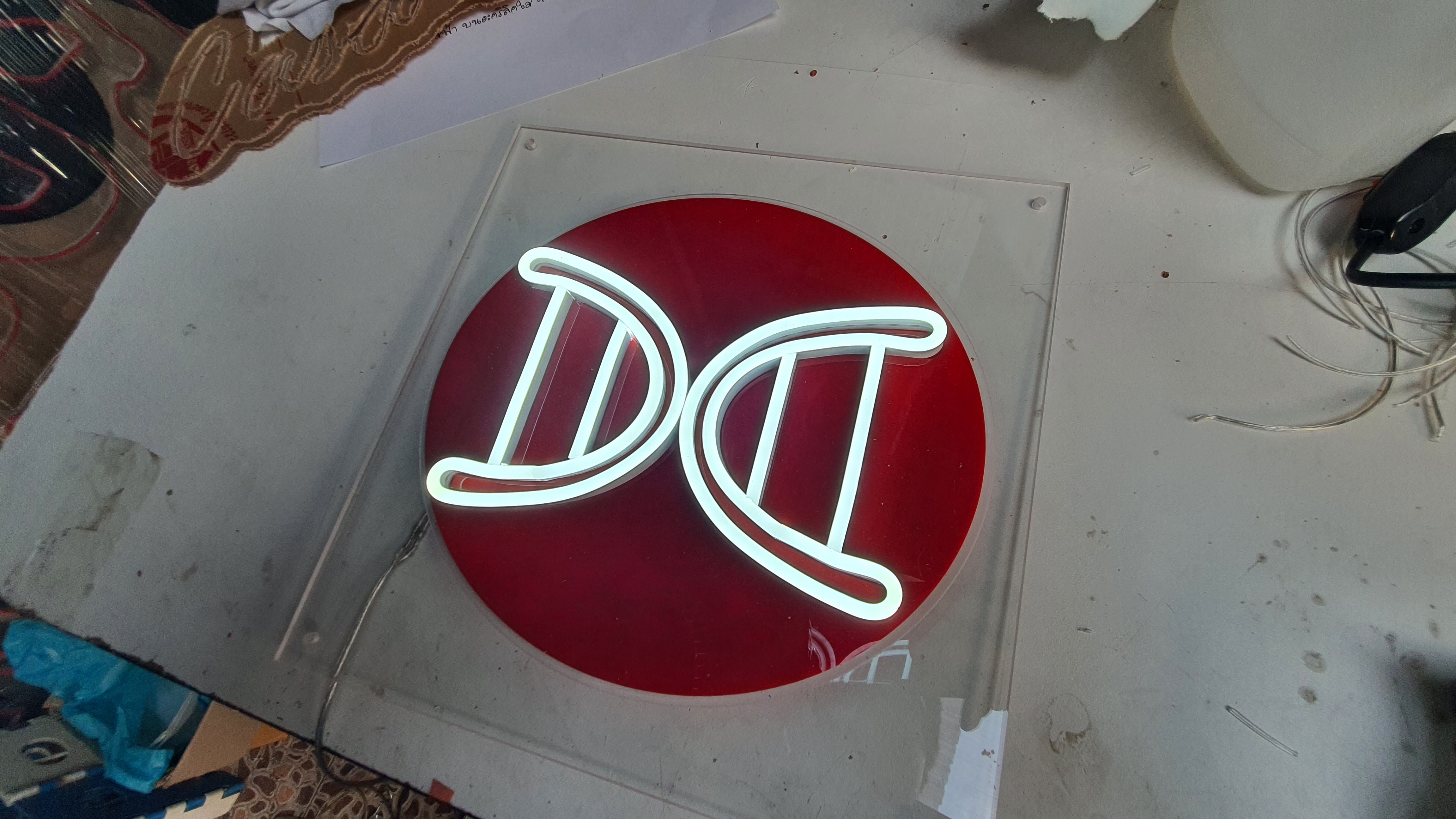 ป้ายนีออนฟรค สีขาว LOGO