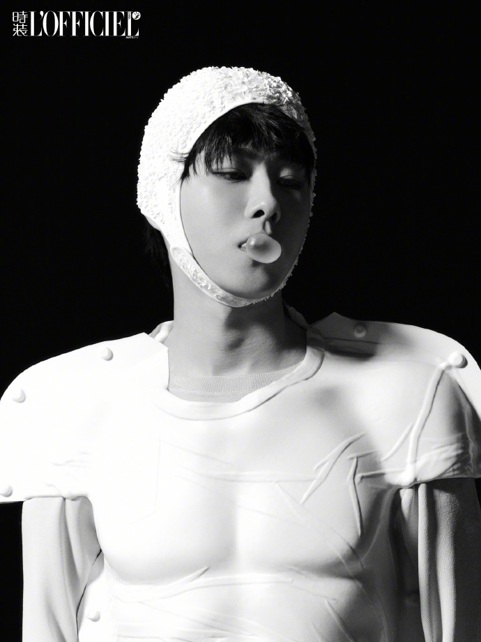 Pre - นิตยสาร L’Officiel China เถียนเจียรุ่ย 田嘉瑞 TianJiarui 2025+การ์ด