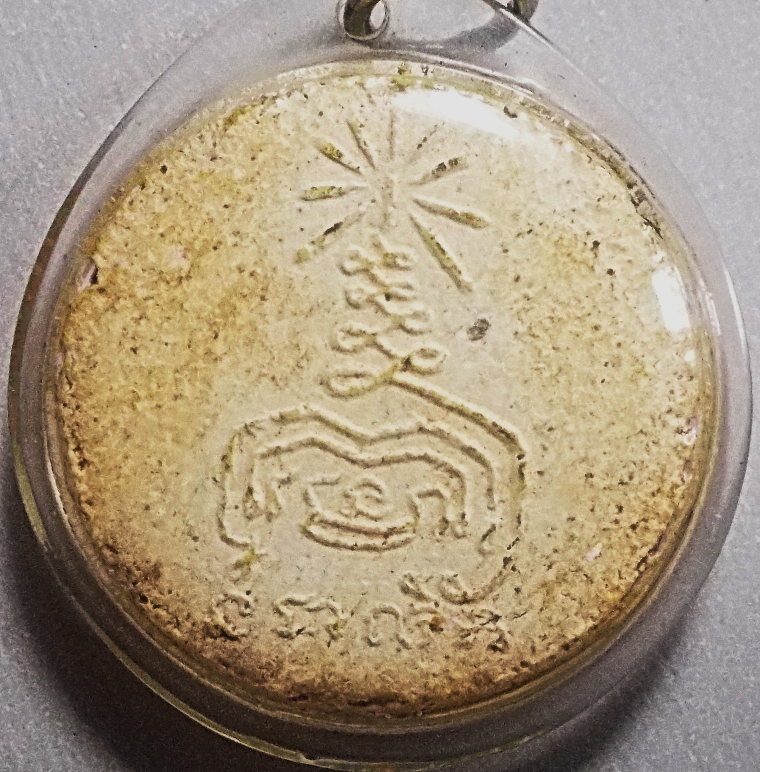 จันทร์ลอย เนื้อผง อจ.นวม วัดกลางท่าเรือ อยุธยา ในเลี่ยมเดิมพร้อมบูชา