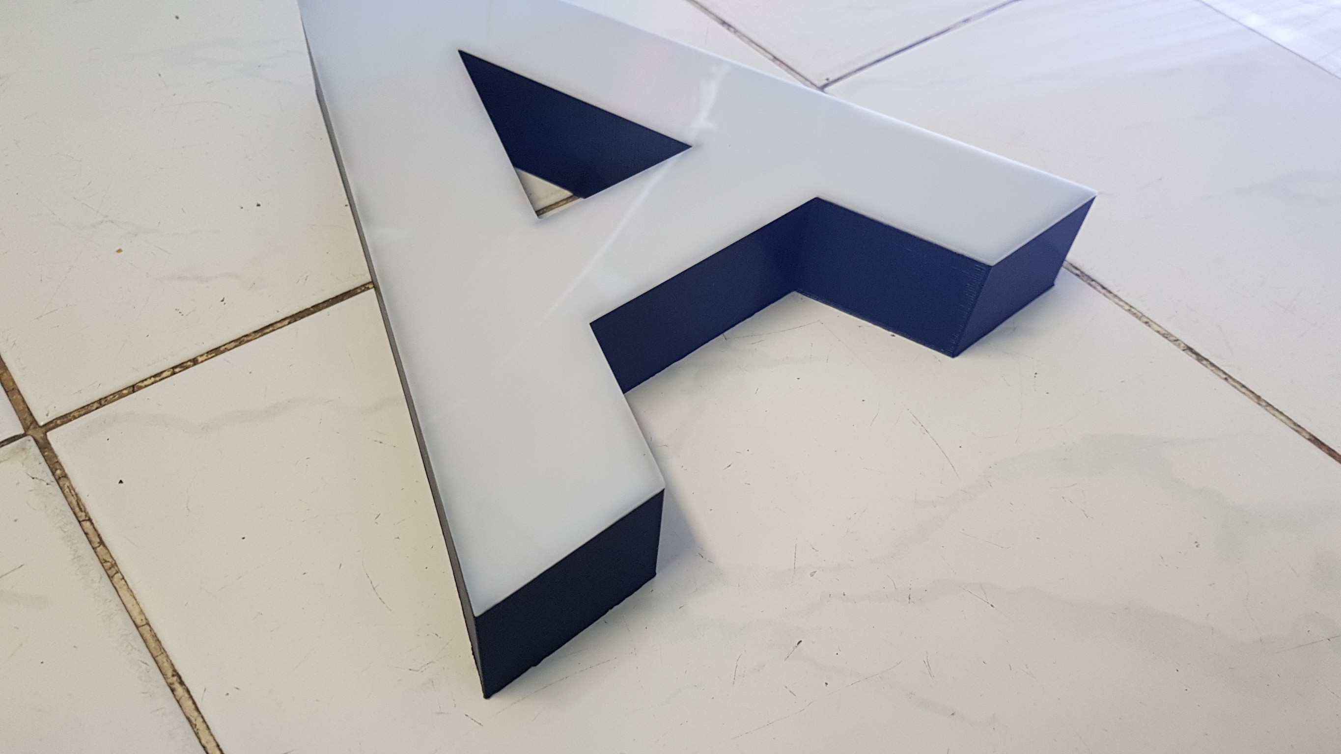 ตัวอักษรไร้คิ้ว ขอบ 3D "GABBA"