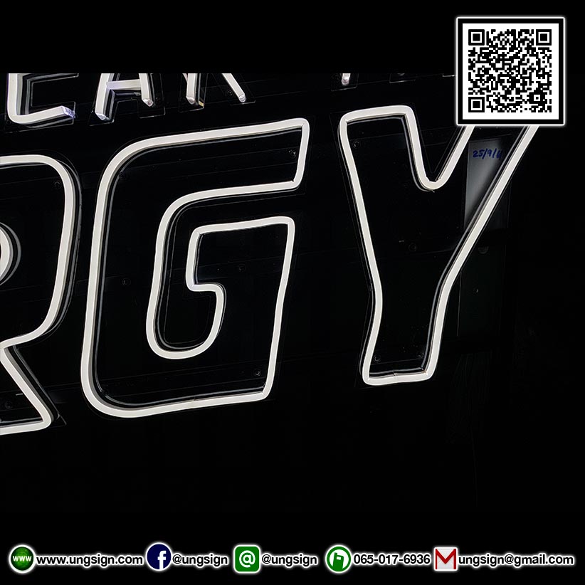 ป้ายไฟ นีออนเฟรค NeonFlex "WEAR THE ENERGY" ไฟสีขาว ติดลงบนอะคริลิคใส รับผลิตตามรูปแบบที่ต้องการ