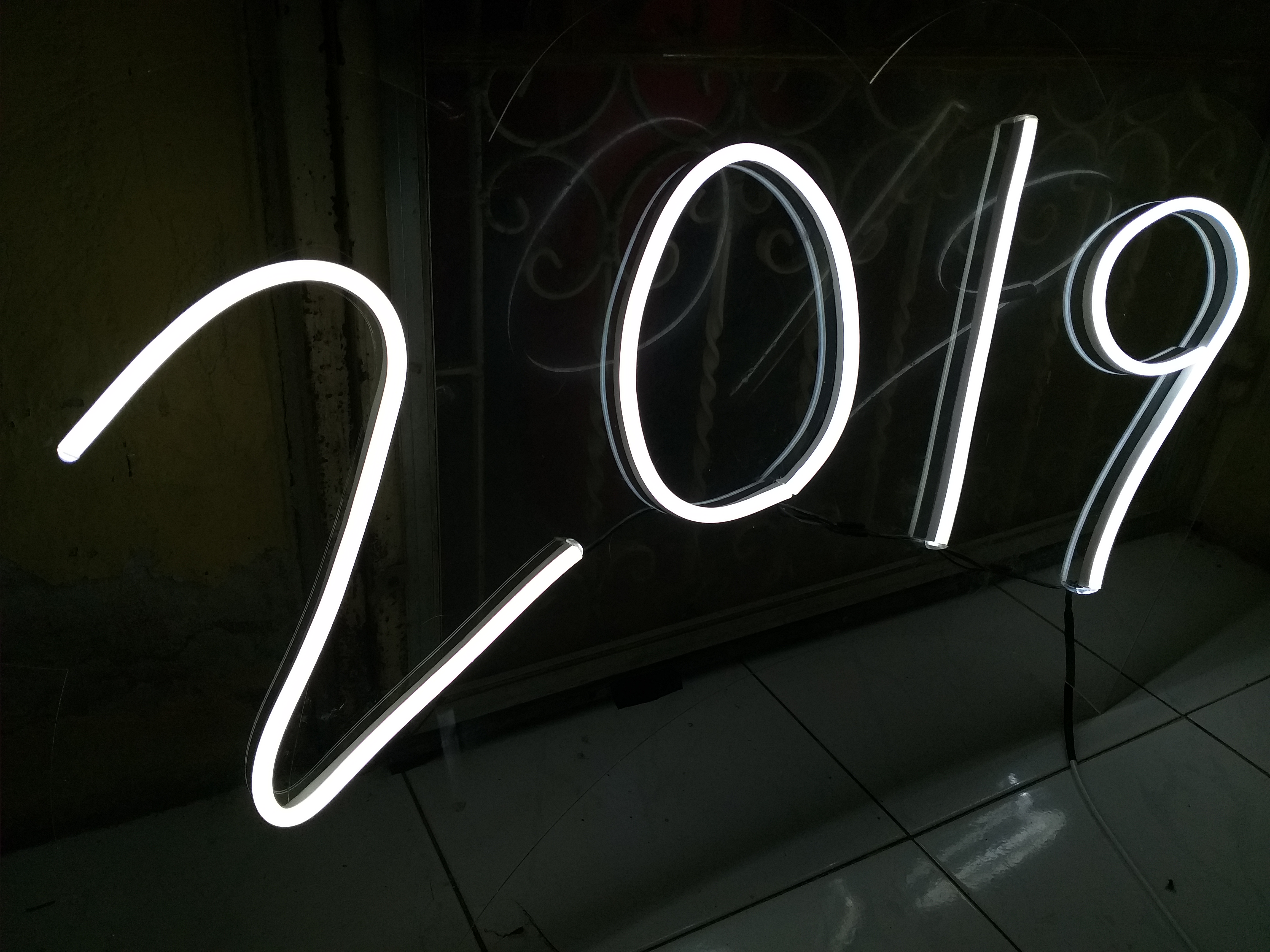 ไฟนีออนเฟรคเทศกาลปีใหม่ "2019"