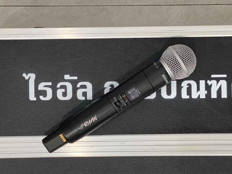 สลักชื่อบนไมโครโฟน