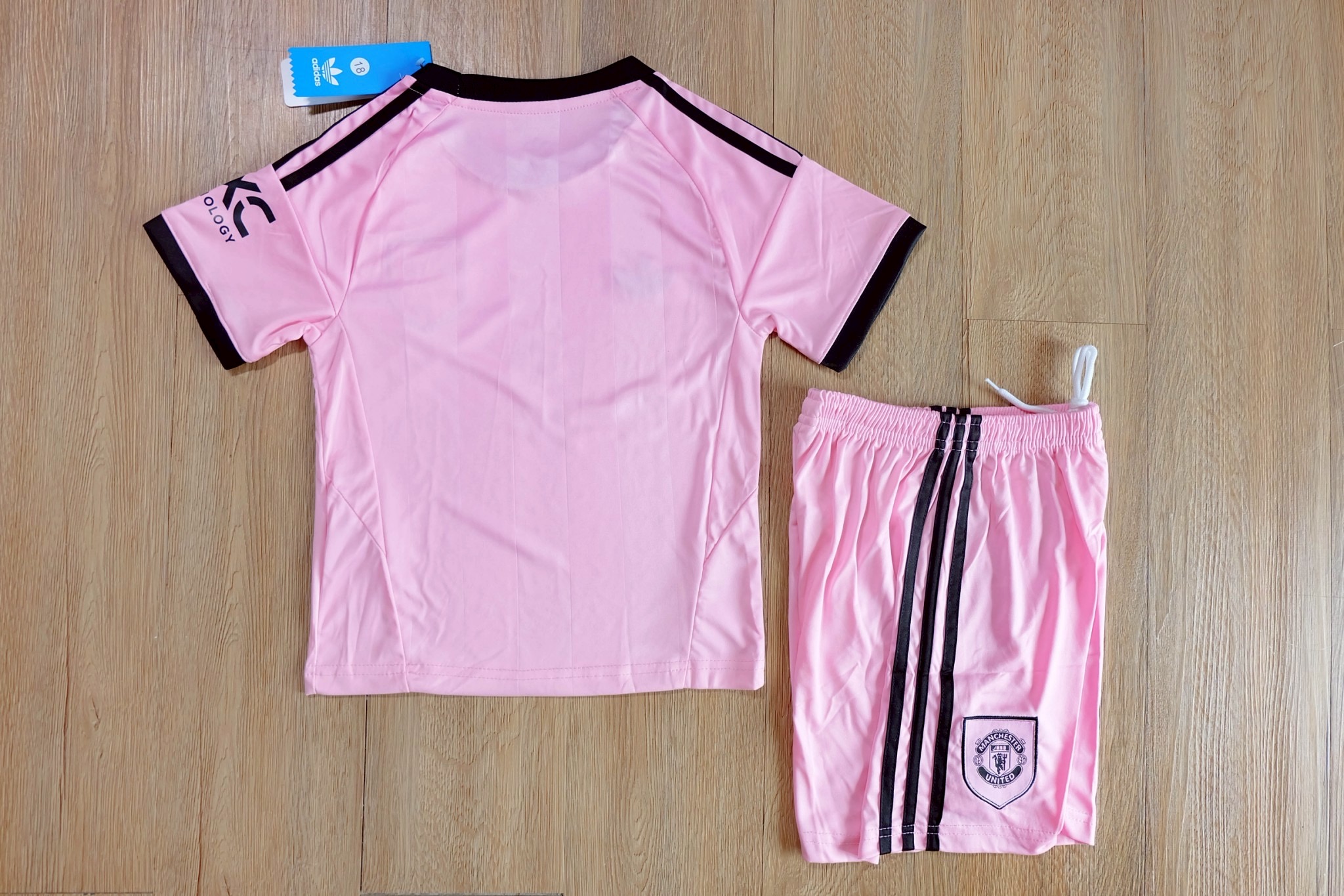 ชุดฟุตบอลเด็ก – 2025-26 ชุดฟุตบอลเด็กเเมนยู นายประตู สีชมพู่ สำหรับเด็ก Fans Edition เกรดแฟนบอล Size 18-28