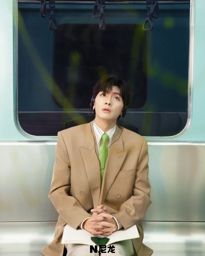 Pre - นิตยสาร NYLON จ๋ายเซียวเหวิน ZhaiXiaoWen 5/2025+การ์ด*6