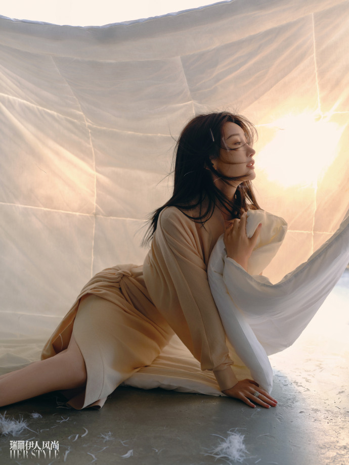 Pre - [瑞丽伊人风尚] นิตยสาร Herstyle เหมาเสี่ยวถง MaoXiaoTong 2025