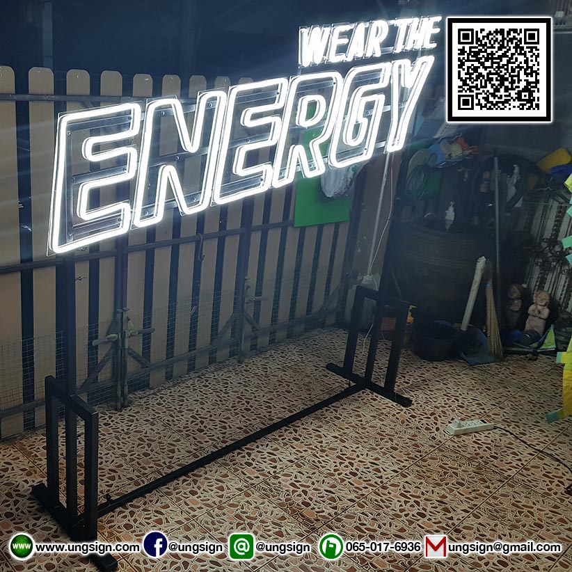ป้ายไฟ นีออนเฟรค NeonFlex "WEAR THE ENERGY" ไฟสีขาว ติดลงบนอะคริลิคใส รับผลิตตามรูปแบบที่ต้องการ
