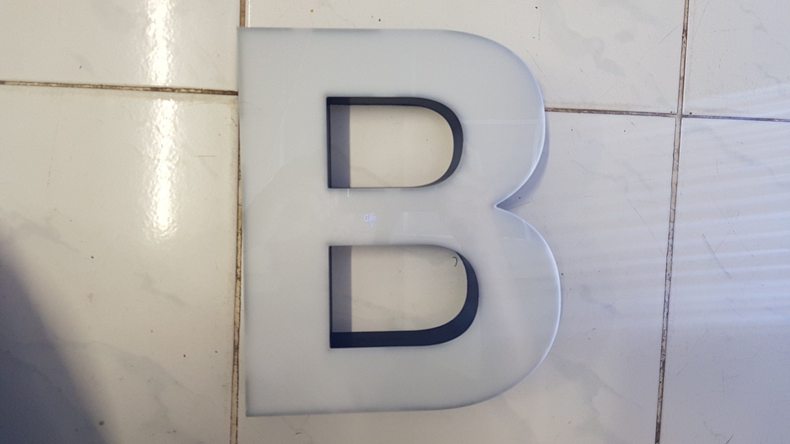 ตัวอักษรไร้คิ้ว ขอบ 3D "GABBA"