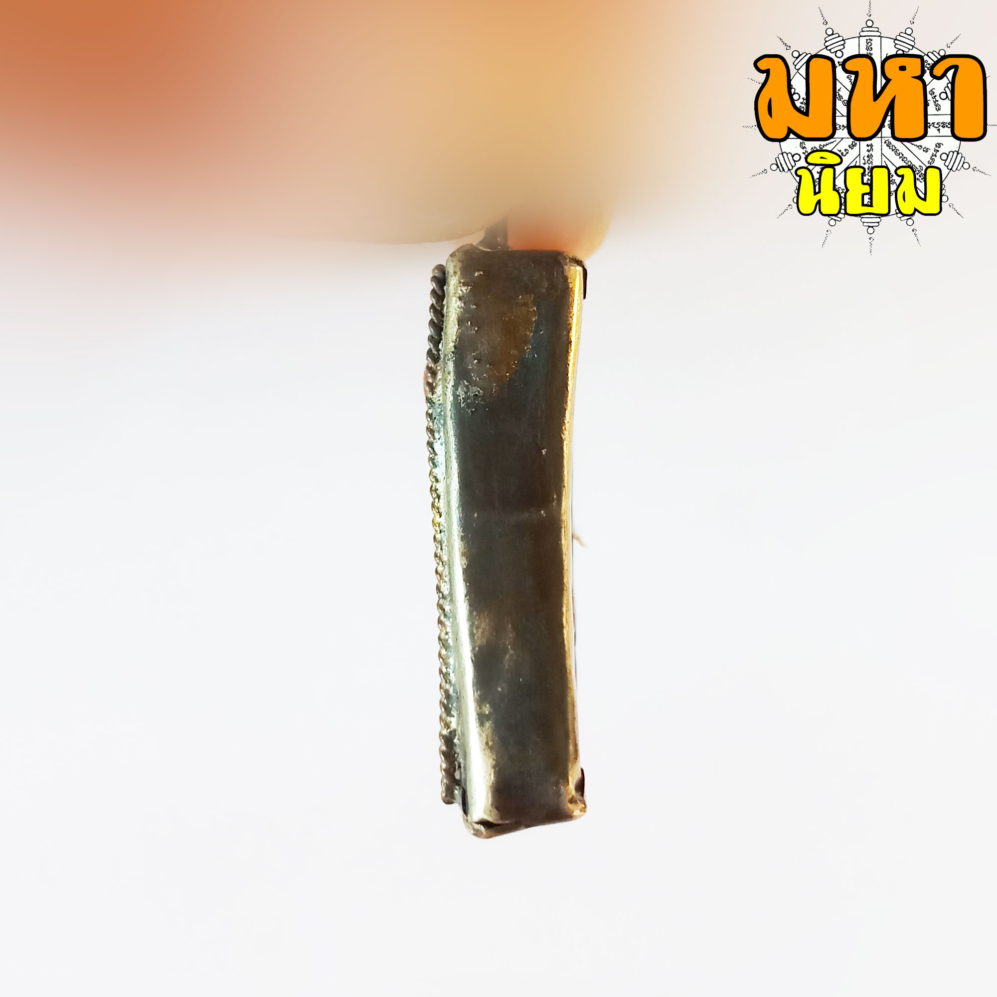 พระผงสุพรรณ เนื้อแดง ชานหมาก เลี่ยมกรอบโลหะ ไม่ทราบที่มาแน่ชัด