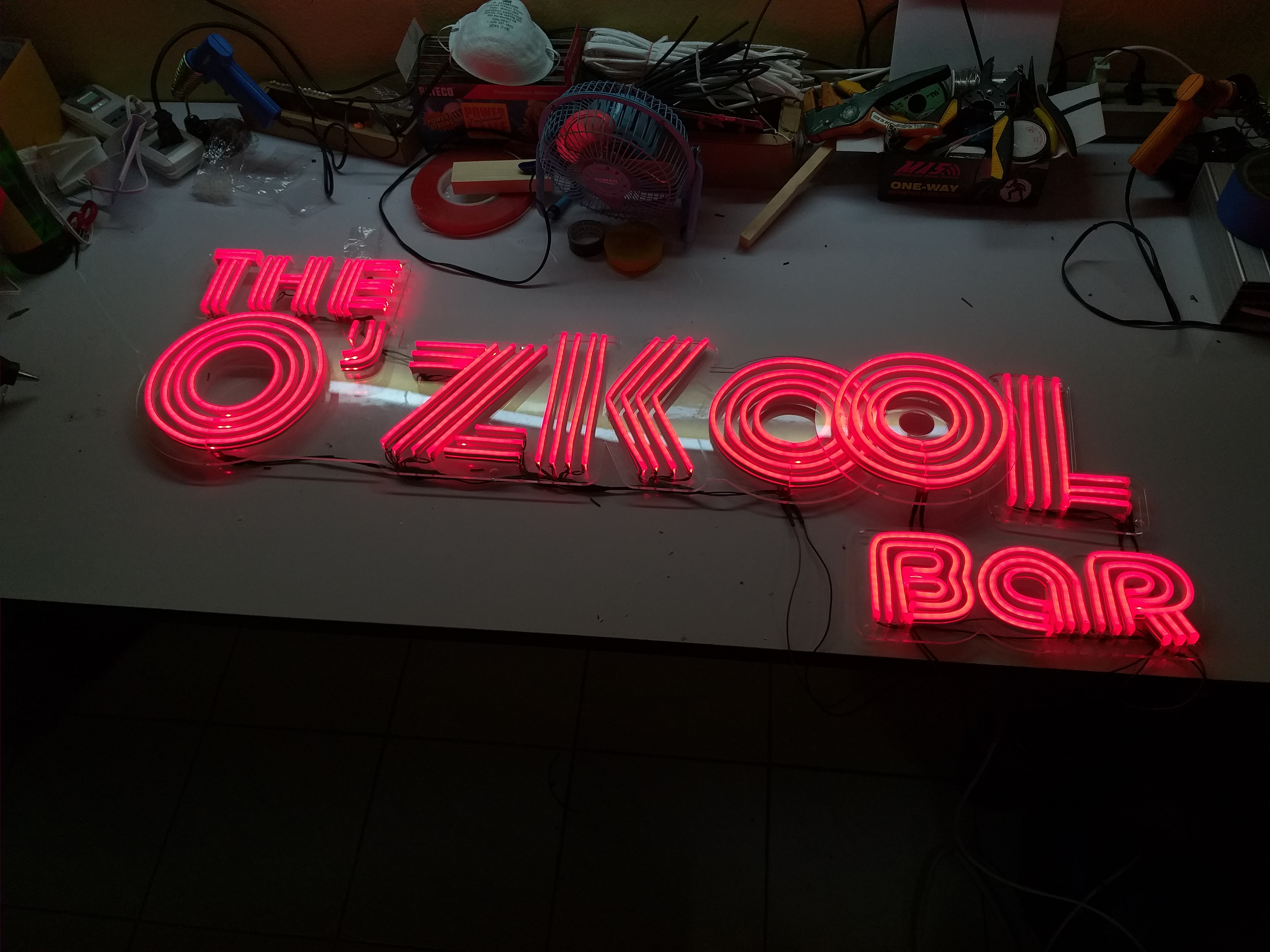 ป้ายไฟนีออนเฟรคสีแดง "THE O'ZKOOL BAR" เปลี่ยนป้ายใหม่เป็นนีออนเฟรค สวยโดดเด่นกว่าเดิม