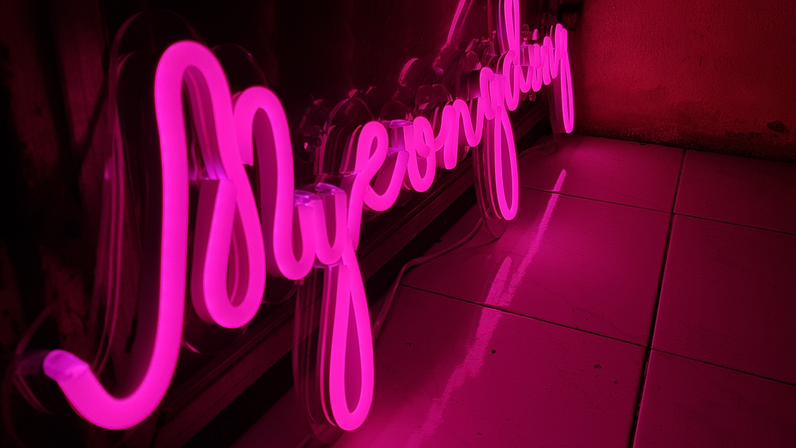 ป้ายไฟ นีออนเฟรค Myeongdong" ไฟสีชมพู ติดลงบนอะคริลิคใส รับผลิตตามรูปแบบที่ต้องการ