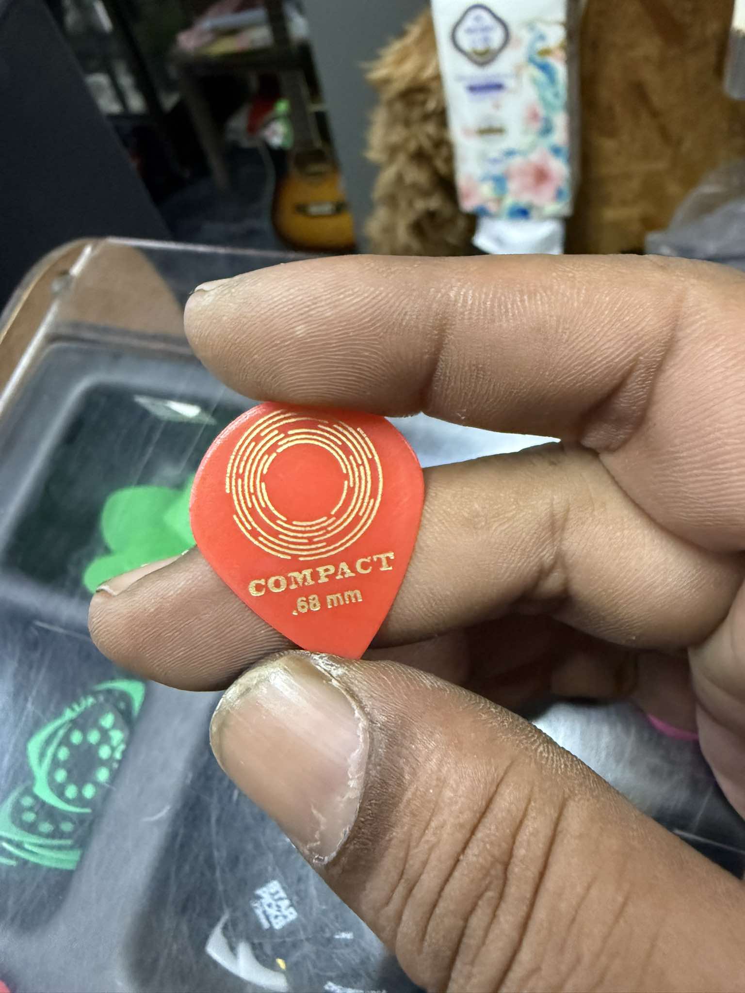 ปิ๊กกีตาร์ COMPACT ยูโรคร์อน ขนาด0.68 mm.(สีแดง)