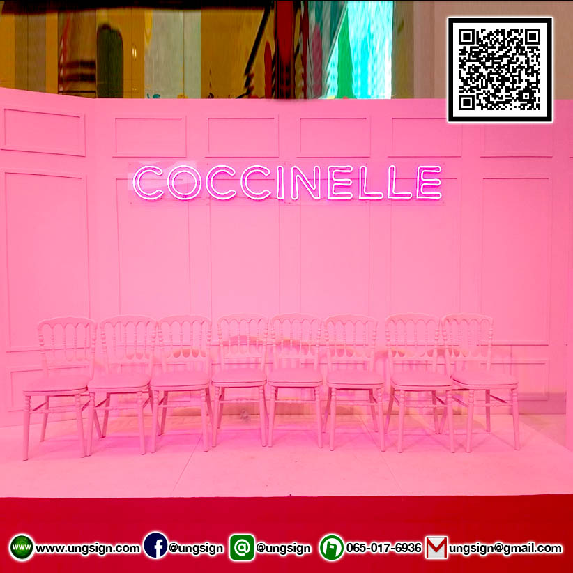 ป้ายไฟนีออนเฟรค "COCCONELLE" ในงานเปิดตัวกระเป๋าคอเลคชั่นใหม่ของแบรนด์ COCCONELLE