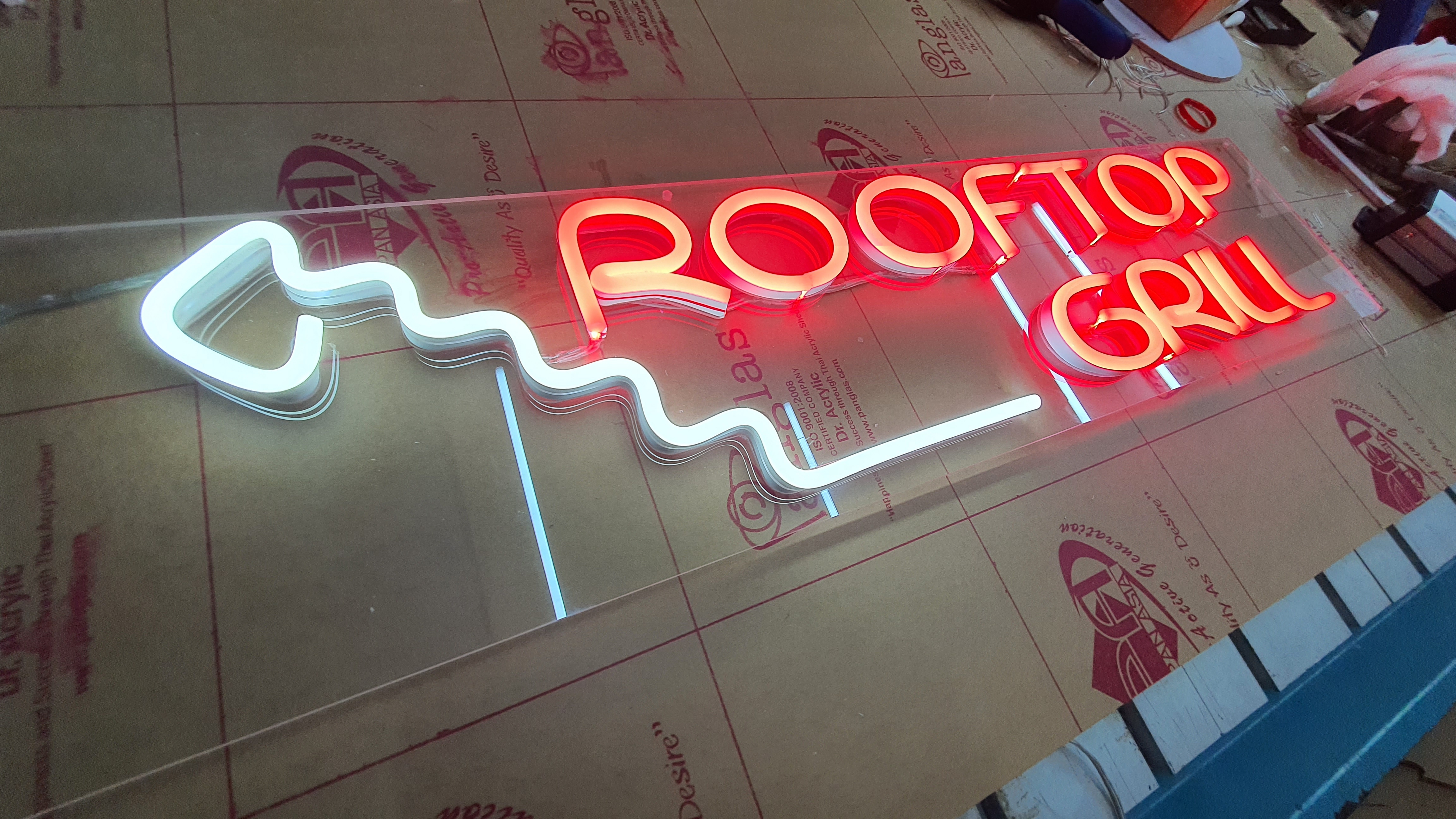 ป้ายนีออนฟรค สีแดง สีขาว Rooftop Grill
