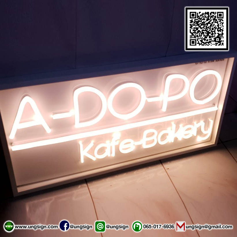 ป้ายร้านกาแฟ A-do-po Kafe&Bakery ไฟLed นีออนเฟรคสีวอมไวท์ พร้อมกรอบกันน้ำสีขาว เพิ่มจุดดึงดูดสายตาลูกค้ามาต้องมาเช็คอินถ่ายรูปหน้าป้ายนี้