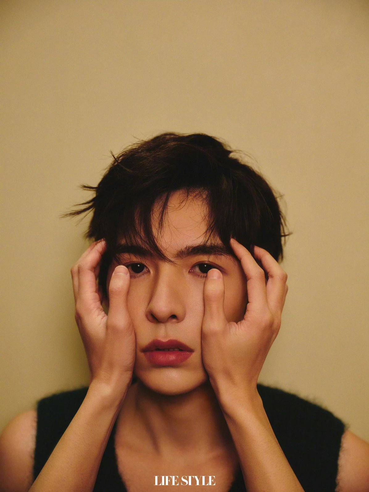 Pre - นิตยสาร 精品购物指南 LifeStyle ลี่เล่อ x หวังอวิ๋นข่าย 2024+การ์ด+โพลารอยด์