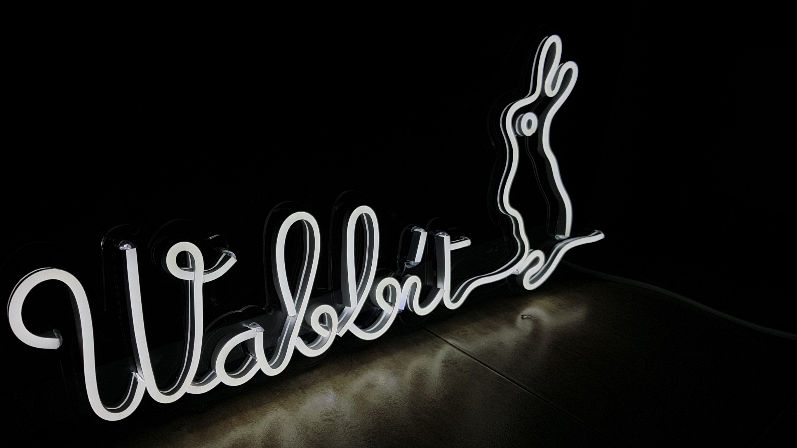 ป้ายไฟนีออนเฟรคตกแต่งร้านกาแฟ "Wabbit" สีขาวน่ารักโดนใจ เหมาะสำหรับเป็นป้ายตกแต่งร้านกาแฟ โดดเด่น เป็นเอกลักษณ์
