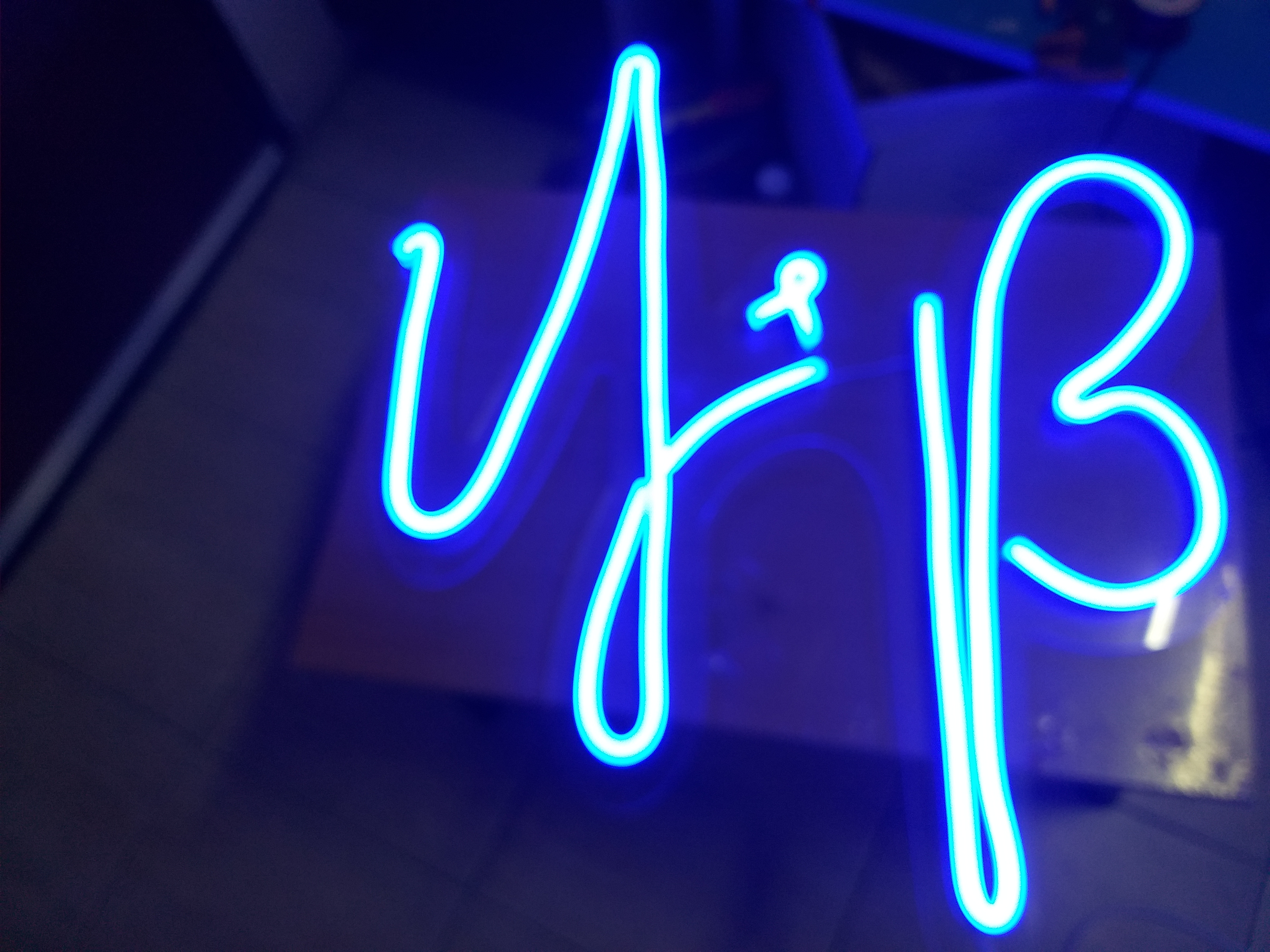 ป้ายไฟ นีออนเฟรค NeonFlex "y&B" ไฟสีขาว ติดลงบนอะคริลิคใส รับผลิตตามรูปแบบที่ต้องการ