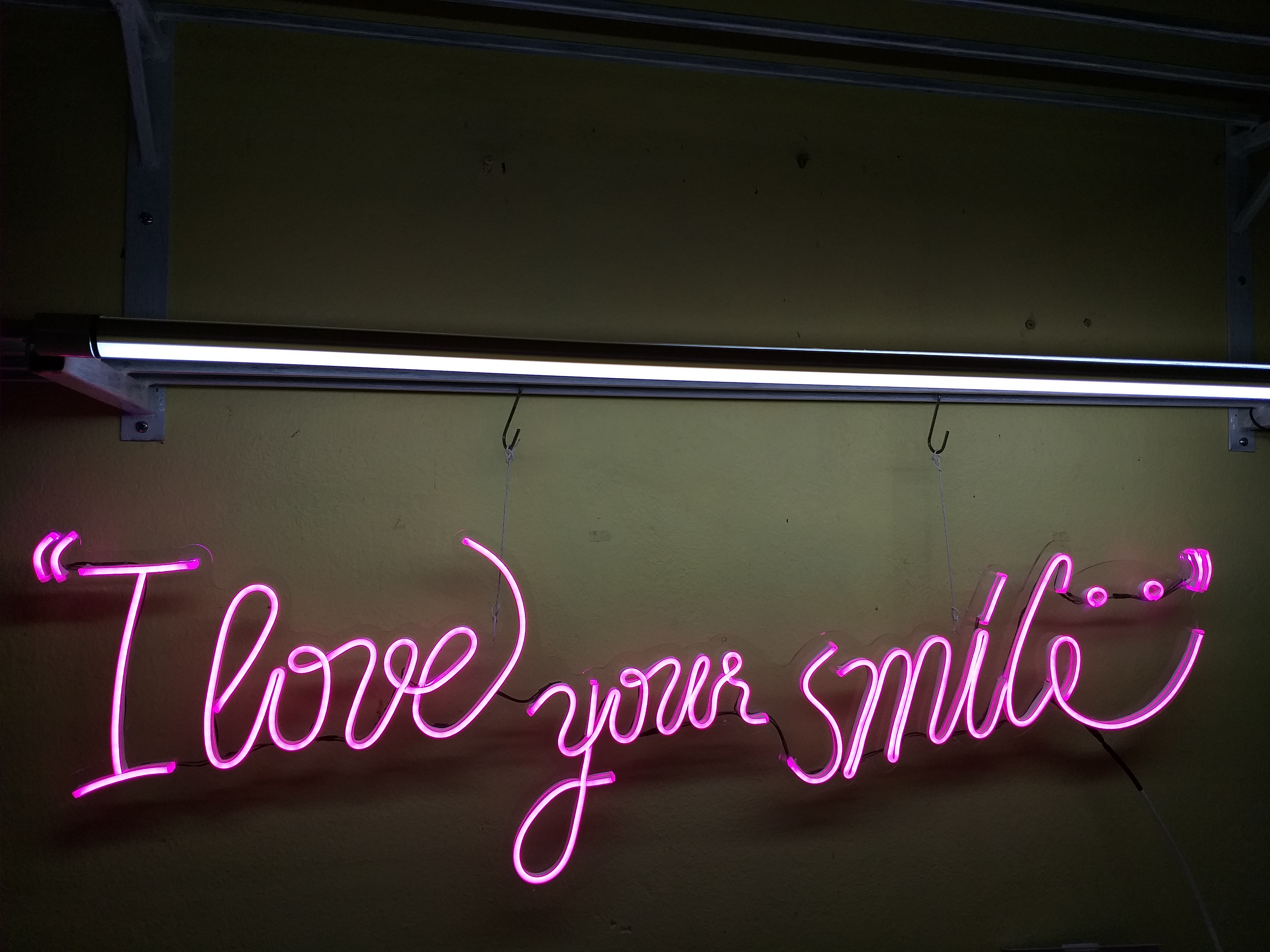 ไฟนีออนเฟรคสีชมพู "I love your smile"