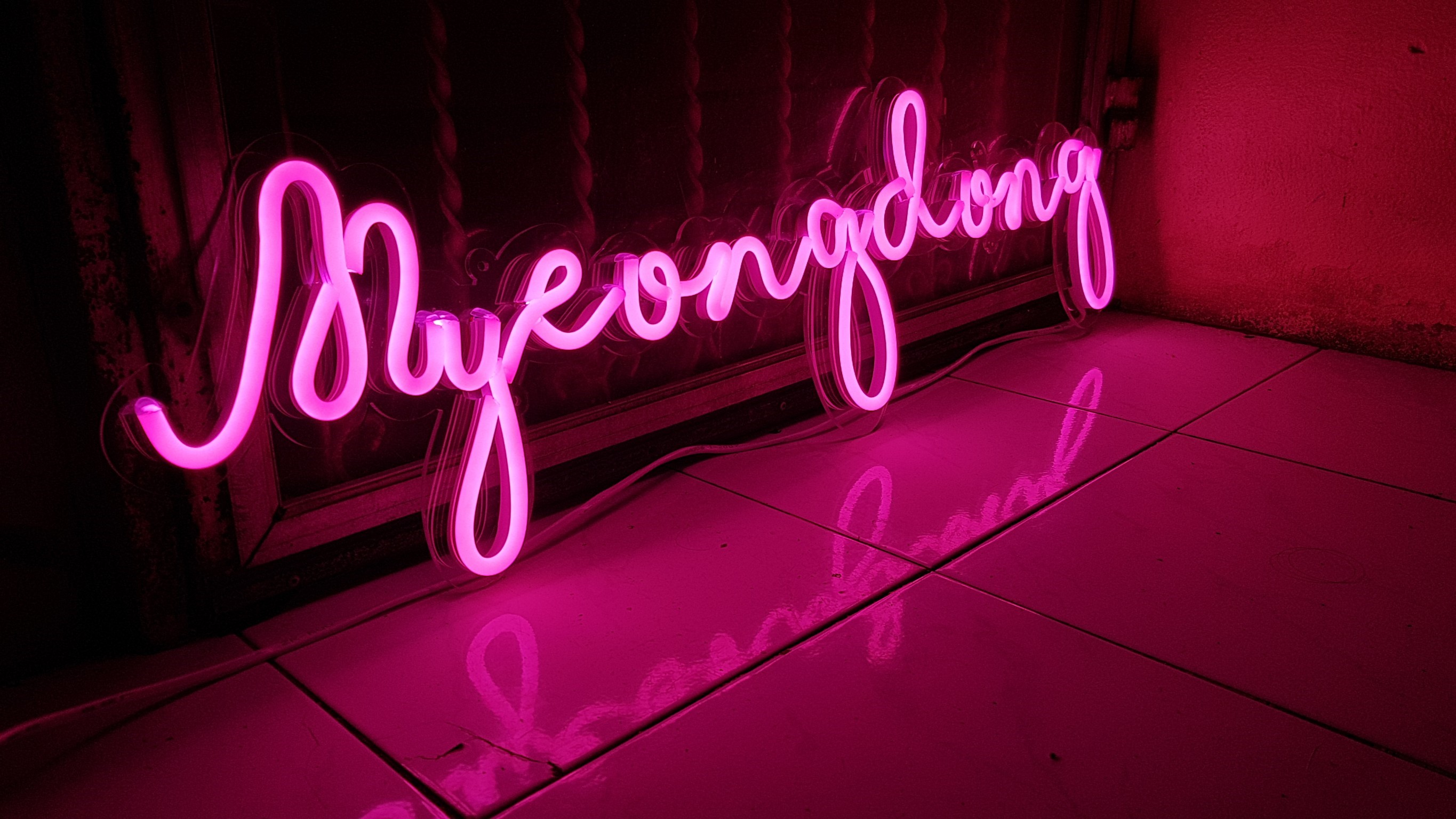ป้ายไฟ นีออนเฟรค Myeongdong" ไฟสีชมพู ติดลงบนอะคริลิคใส รับผลิตตามรูปแบบที่ต้องการ