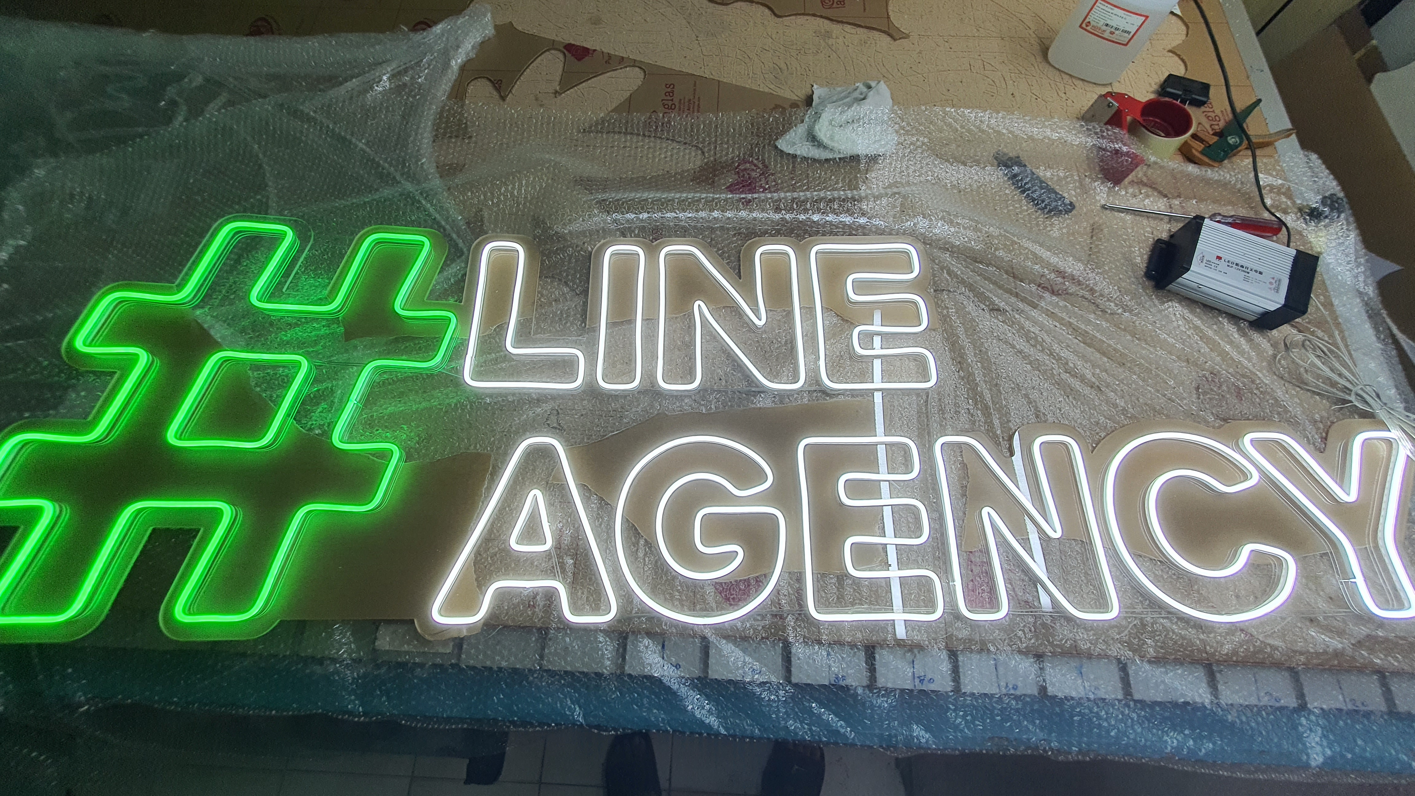 ป้ายนีออนฟรค สีขาว สีเขียว LINE AGEN DAY 2022