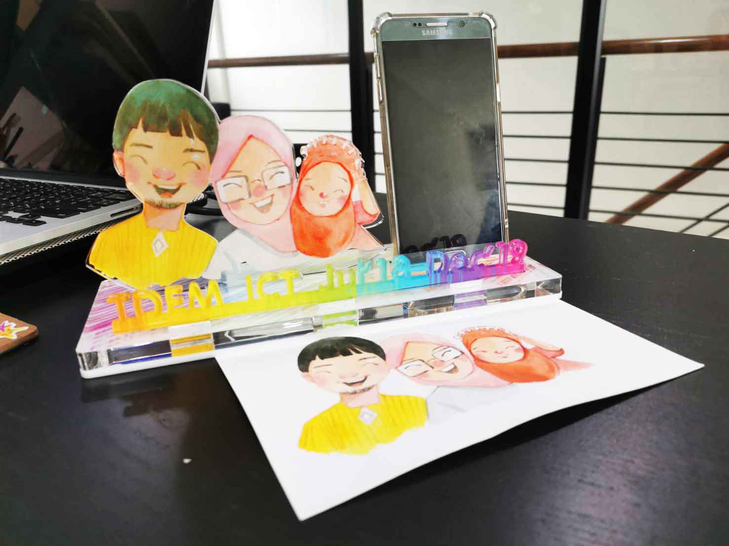 ที่วางของใช้บนโต๊ะทำงาน และวางมือถือ