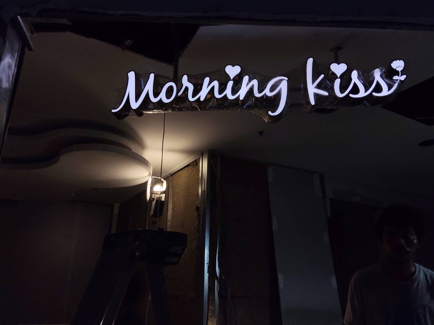 ป้ายนีอักษรโลหะ สแตนเลสไฮไล สี โรสโกล Morning kiss พร้อมติดตั้ง