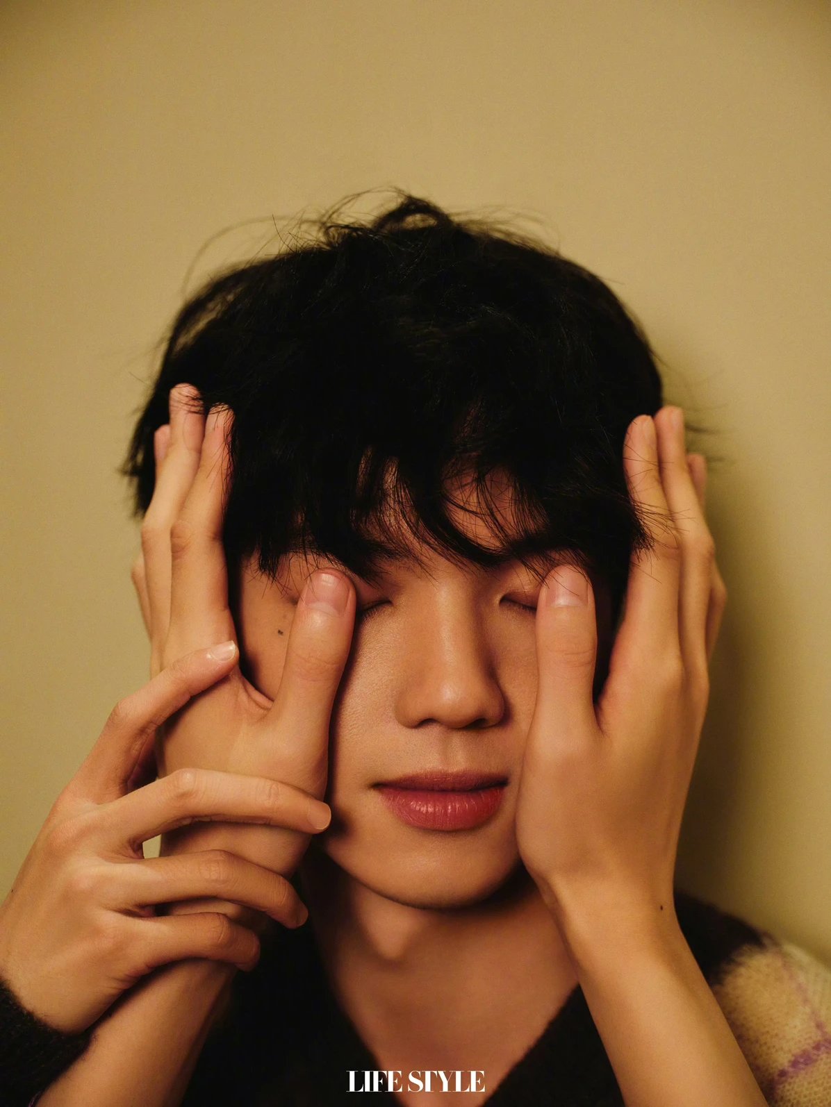 Pre - นิตยสาร 精品购物指南 LifeStyle ลี่เล่อ x หวังอวิ๋นข่าย 2024+การ์ด+โพลารอยด์