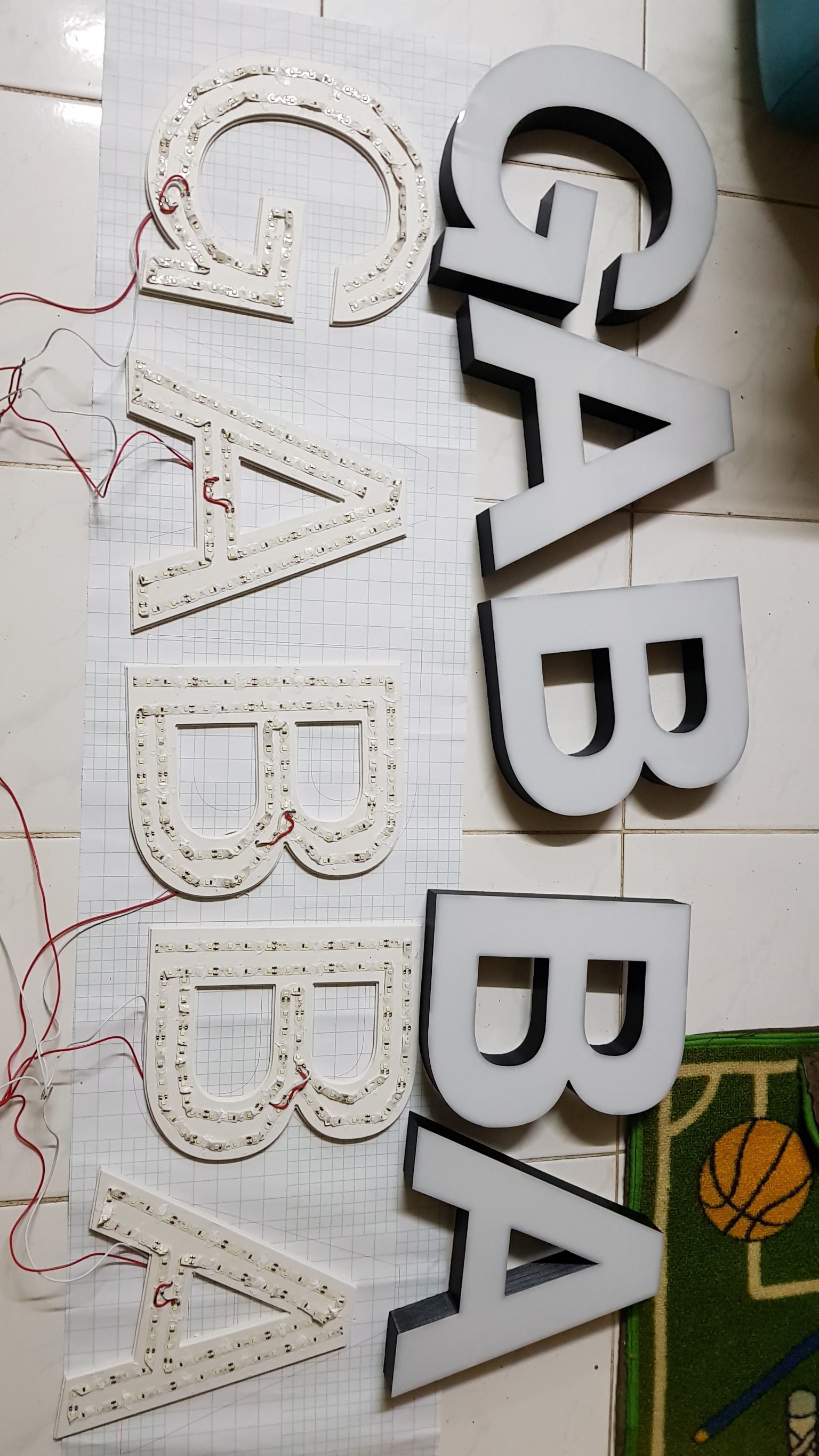 ตัวอักษรไร้คิ้ว ขอบ 3D "GABBA"