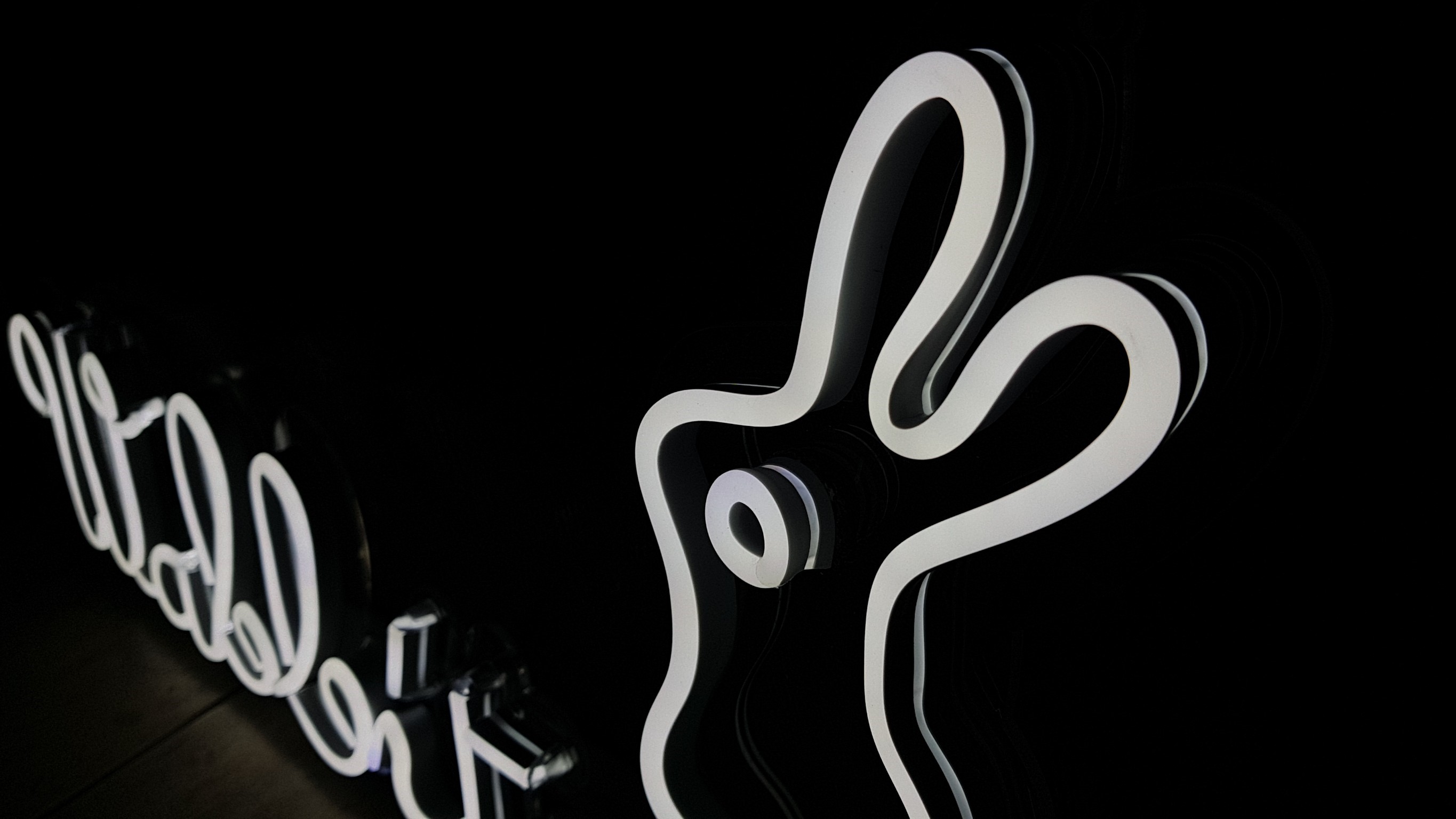 ป้ายไฟนีออนเฟรคตกแต่งร้านกาแฟ "Wabbit" สีขาวน่ารักโดนใจ เหมาะสำหรับเป็นป้ายตกแต่งร้านกาแฟ โดดเด่น เป็นเอกลักษณ์