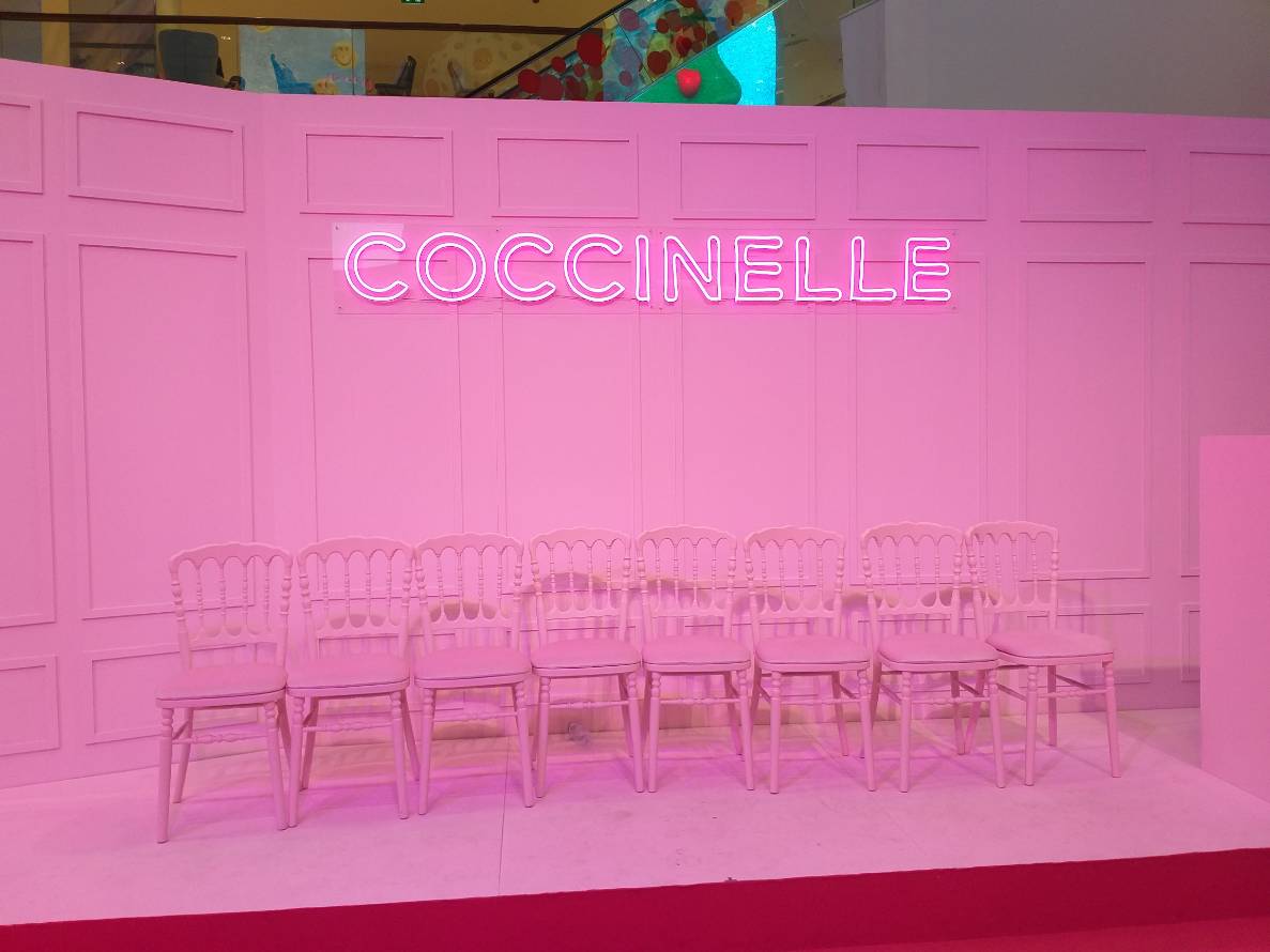 ป้ายไฟนีออนเฟรค "COCCONELLE" ในงานเปิดตัวกระเป๋าคอเลคชั่นใหม่ของแบรนด์ COCCONELLE