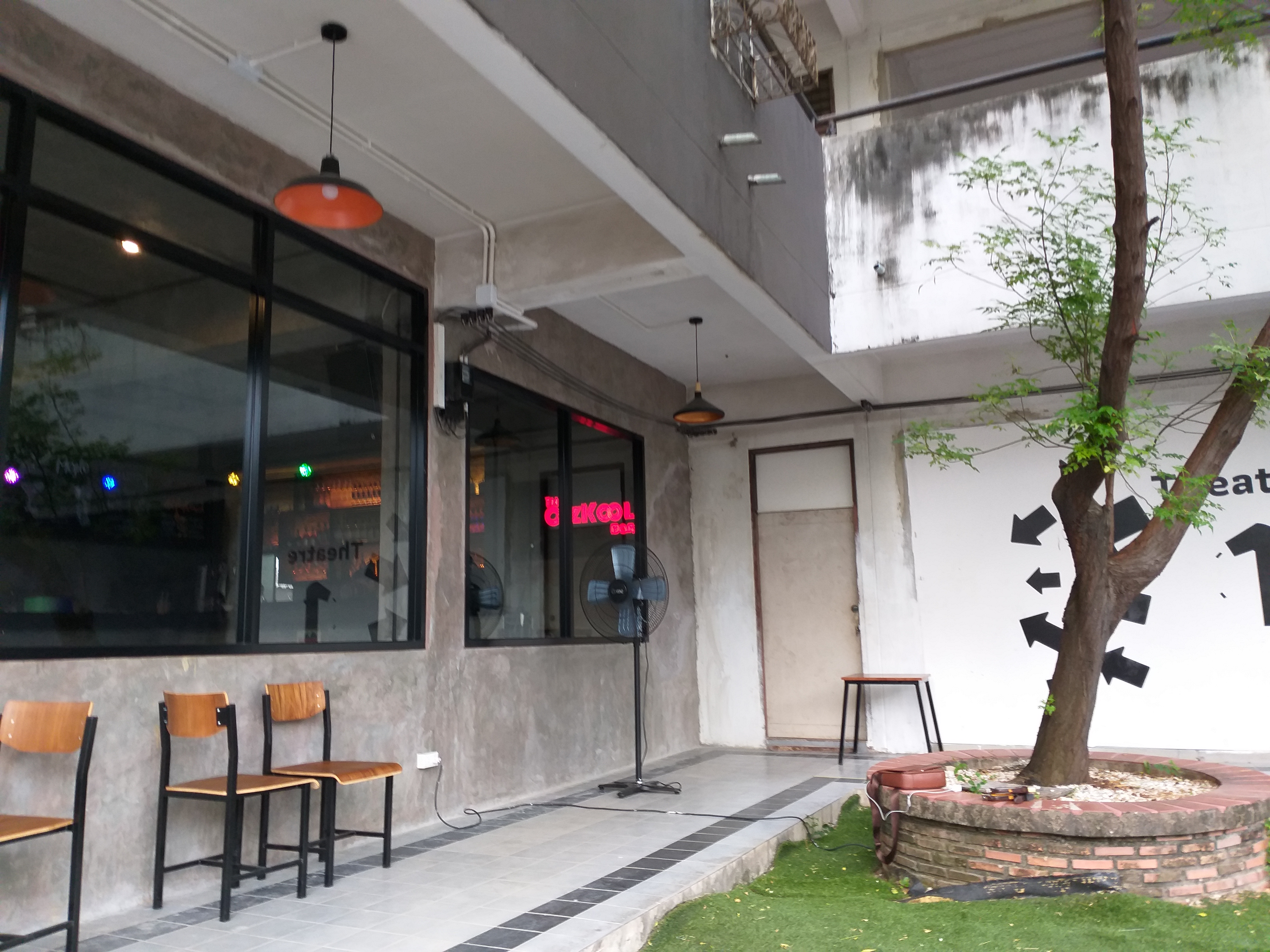 ป้ายไฟนีออนเฟรคสีแดง "THE O'ZKOOL BAR" เปลี่ยนป้ายใหม่เป็นนีออนเฟรค สวยโดดเด่นกว่าเดิม