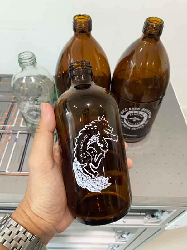 สกรีนขวดแก้ว สีชา 1 สี จำนวนน้อย-มาก