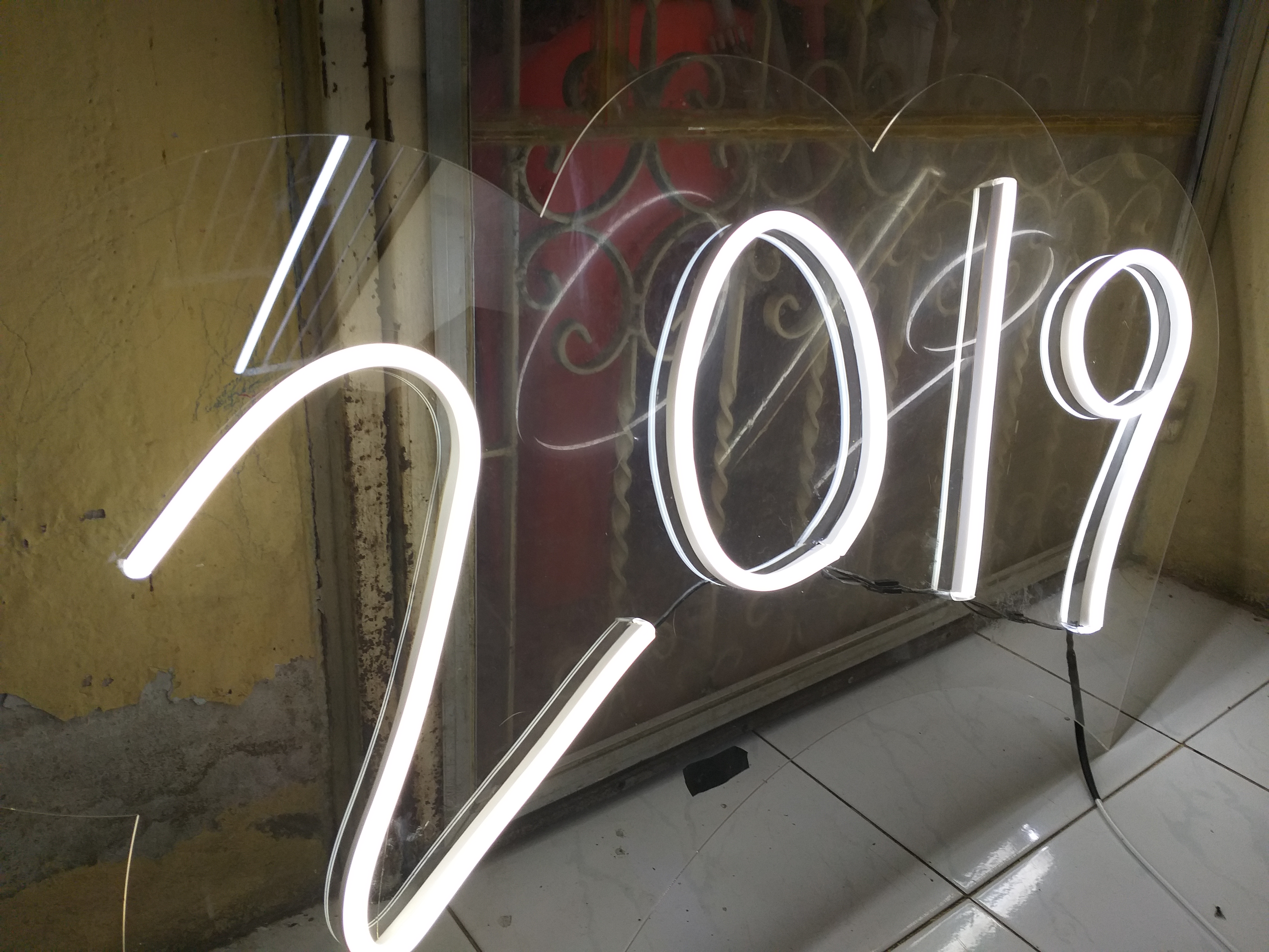 ไฟนีออนเฟรคเทศกาลปีใหม่ "2019"