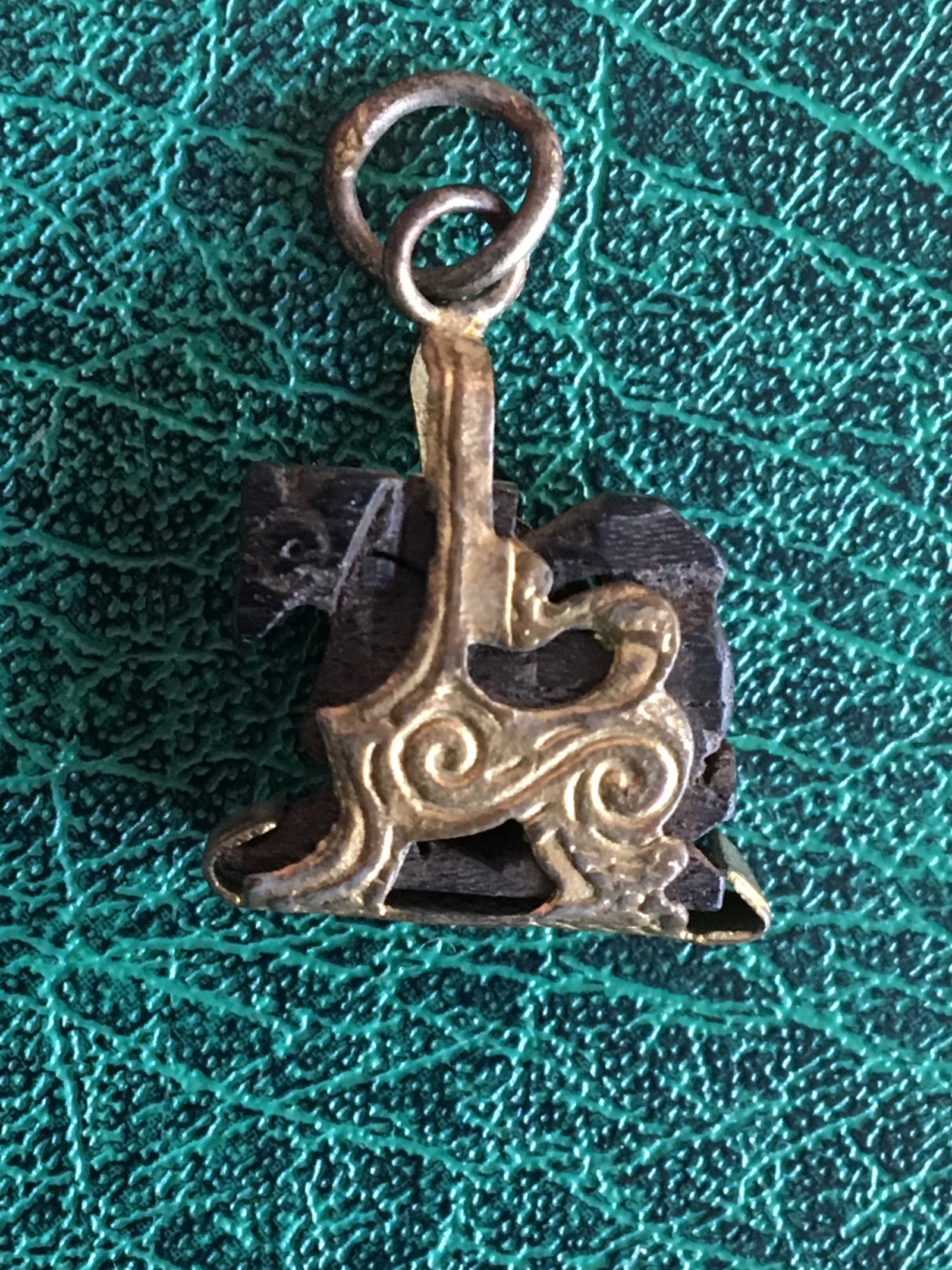 สิงห์ไม้งิ้วดำแกะ หลวงพ่อหอม วัดซากหมาก ระยอง เลี่ยมเดิมจากวัด