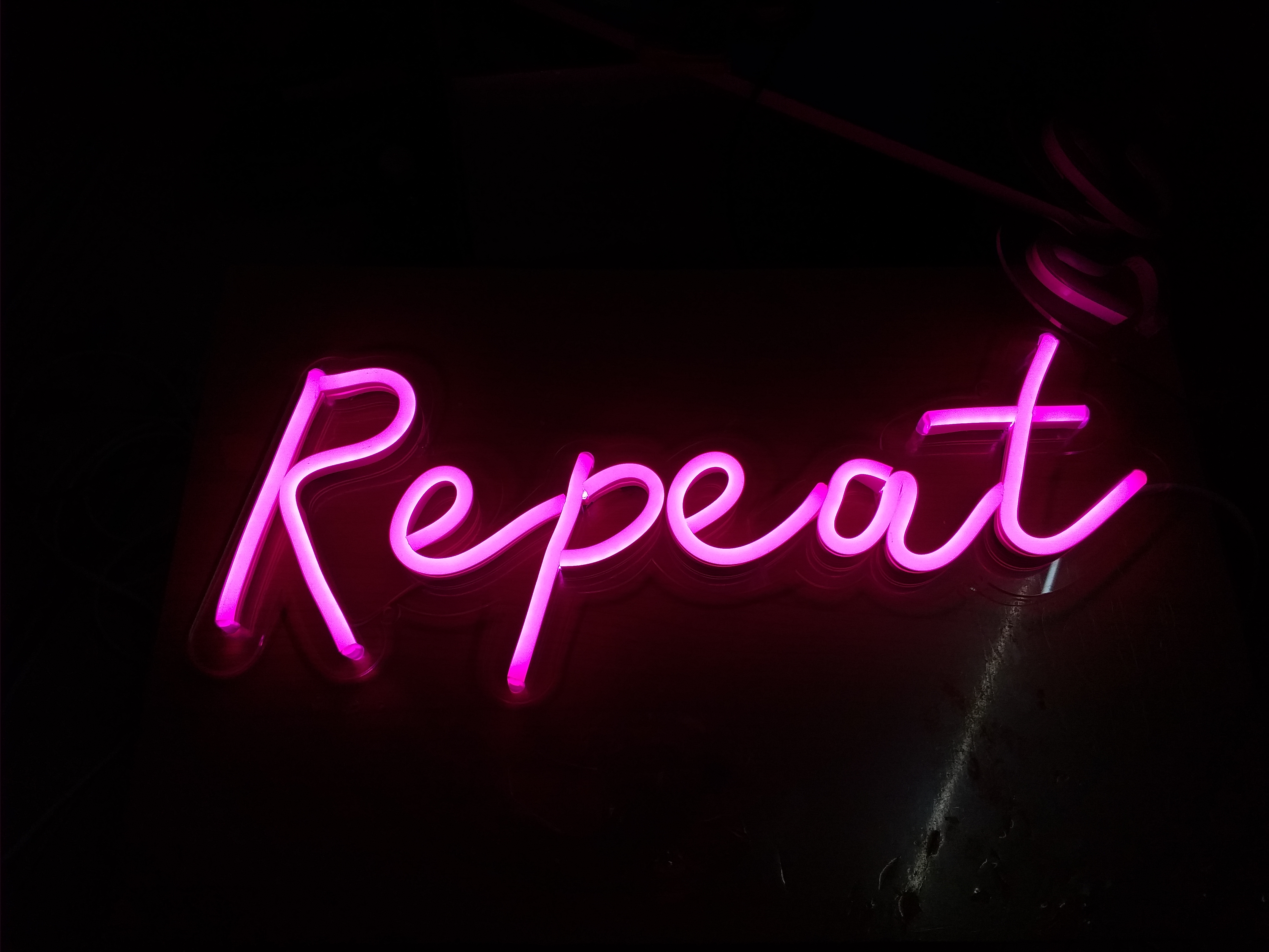 ป้ายไฟ นีออนเฟรค NeonFlex "Repeat" ไฟสีขาว ติดลงบนอะคริลิคใส รับผลิตตามรูปแบบที่ต้องการ