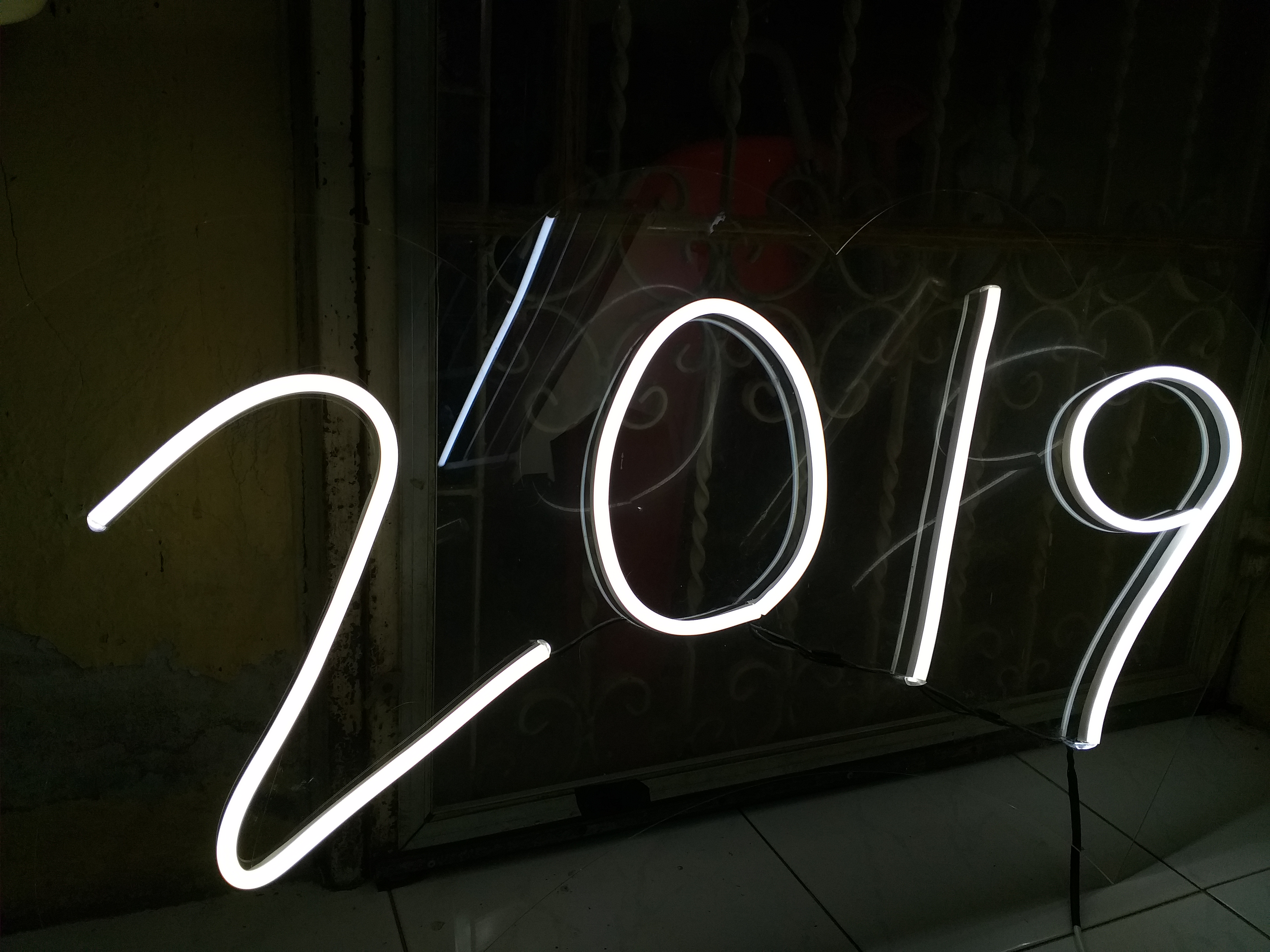 ไฟนีออนเฟรคเทศกาลปีใหม่ "2019"