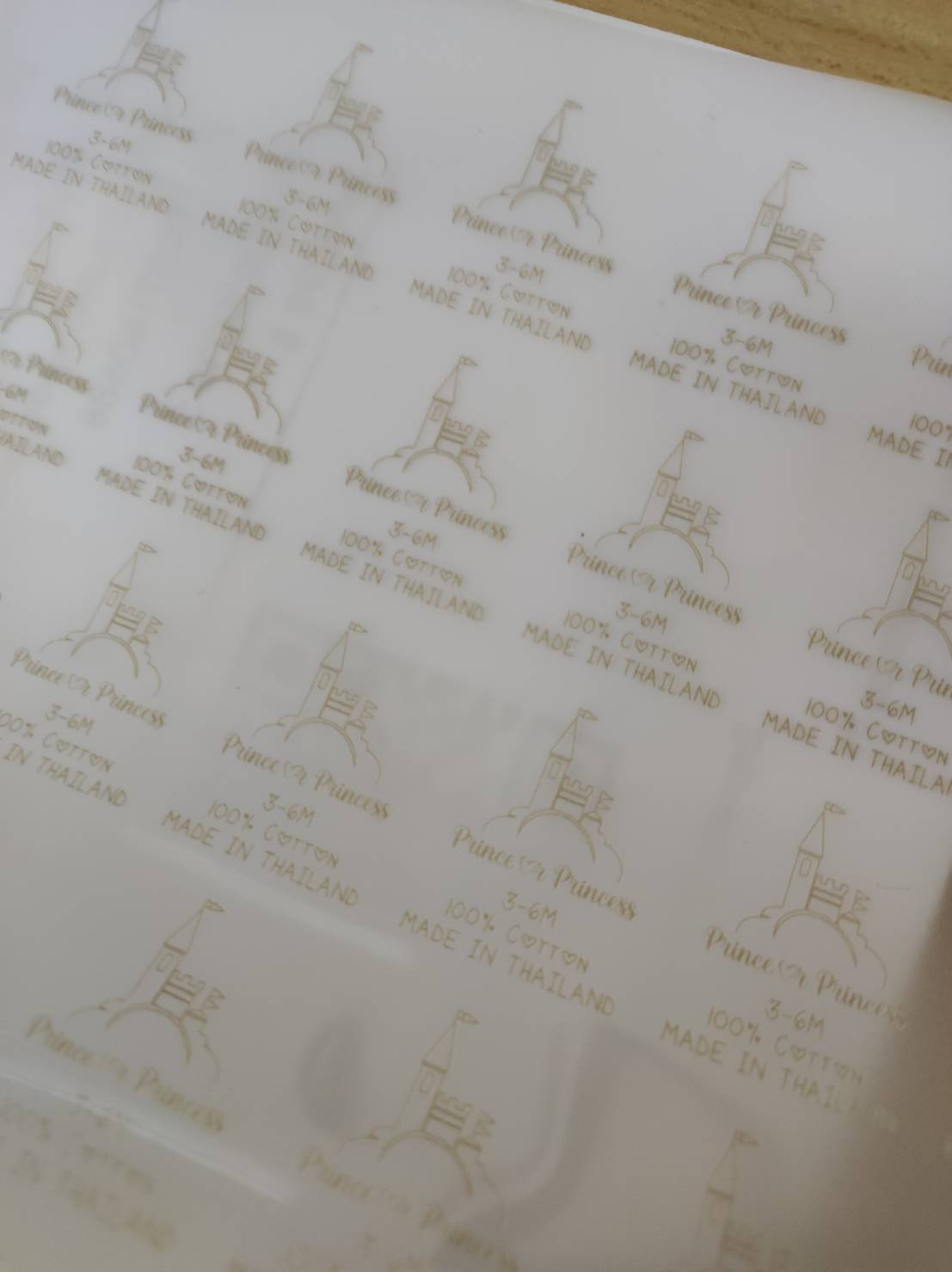 ฟิล์มทำโลโก้ติดตีนตุ๊กแก สติกเกอร์ทำชื่อติดเสื้อผ้า