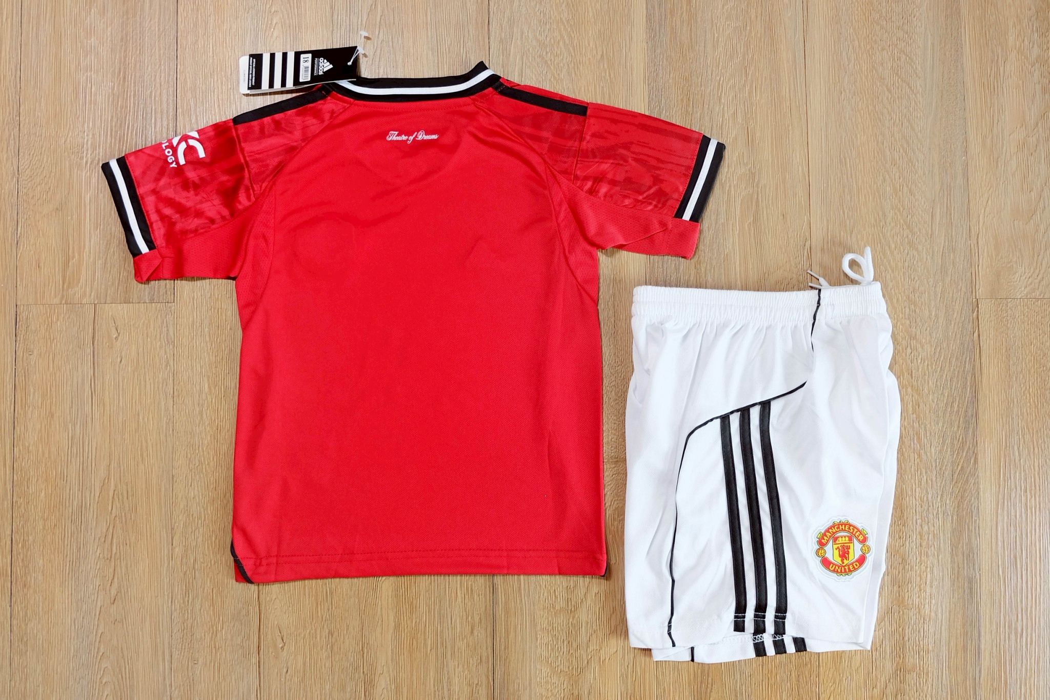 ชุดฟุตบอลเด็ก – 2025-26 ชุดฟุตบอลเด็กเเมนยู สีเเดง สำหรับเด็ก Fans Edition เกรดแฟนบอล Size 18-28