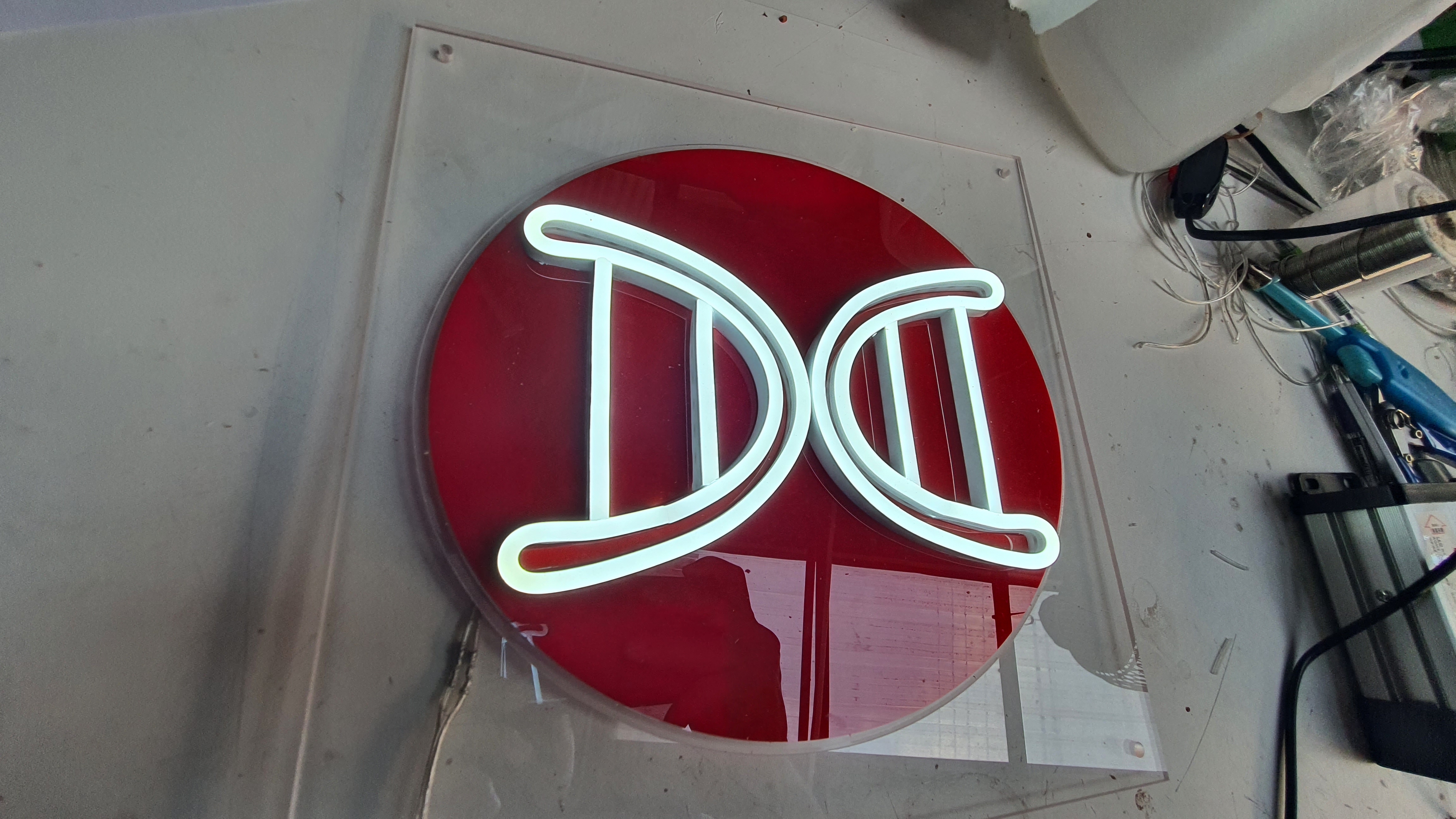ป้ายนีออนฟรค สีขาว LOGO